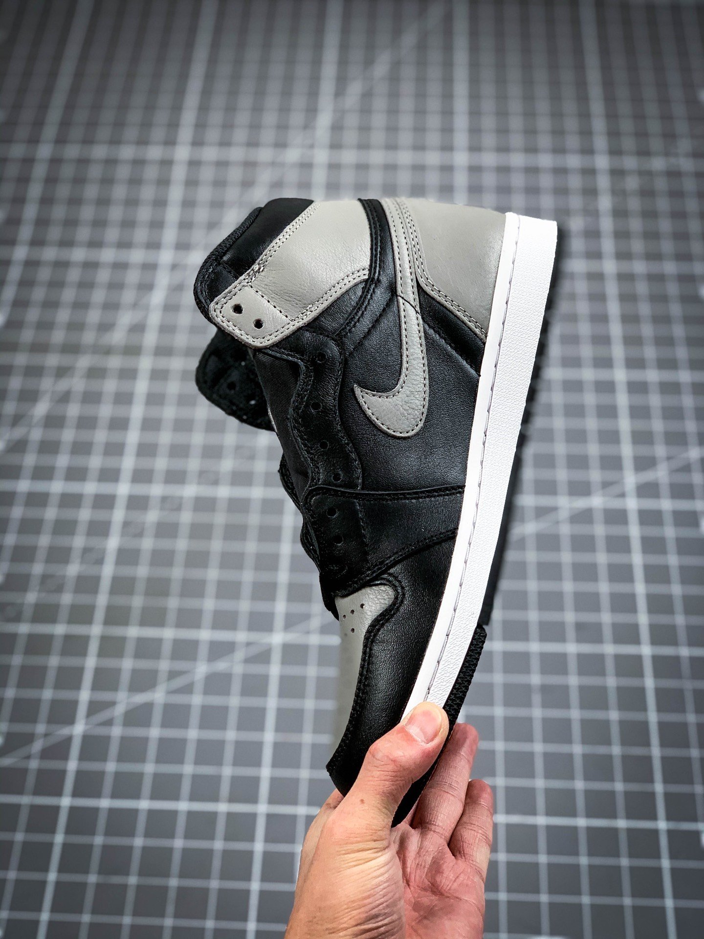 Air Jordan 1 Retro High Og Shadow Black/Medium Grey/White 7