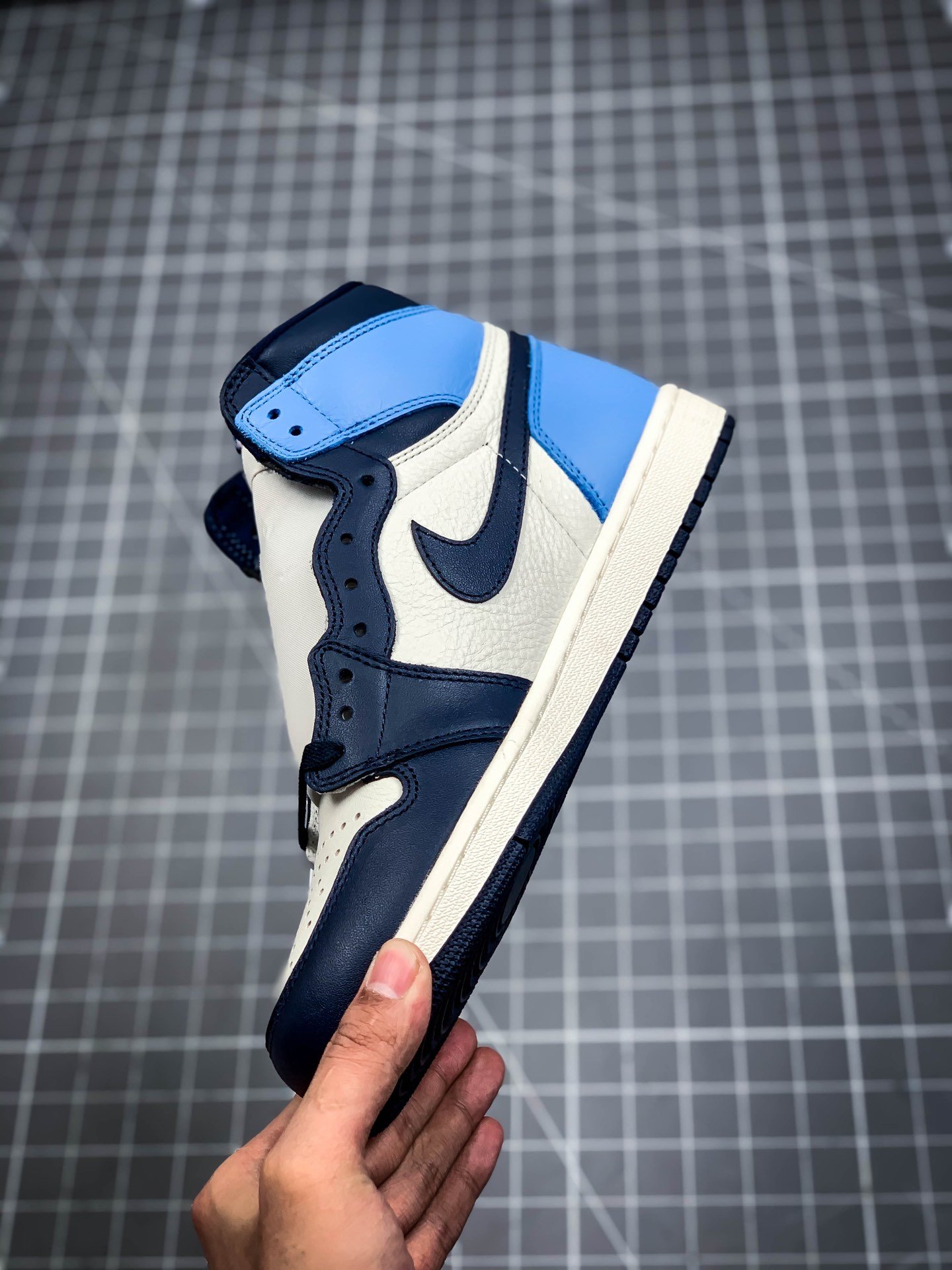 Air Jordan 1 Retro High Unc Leather Obsidian/University Blue 11