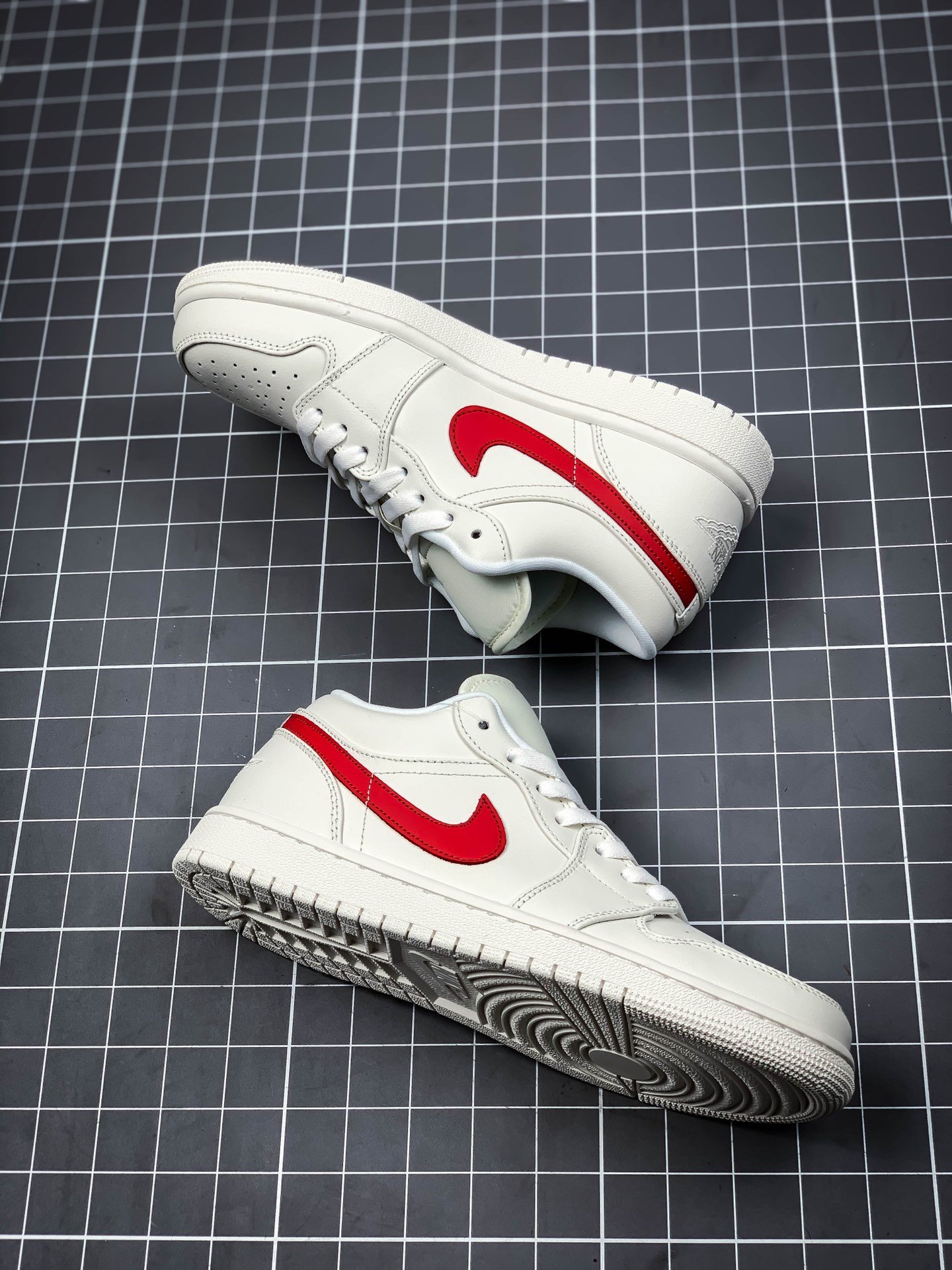 Air Jordan 1 Low White/Varsity Red 9