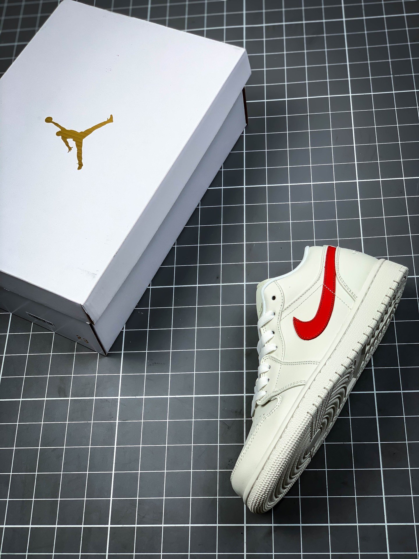 Air Jordan 1 Low White/Varsity Red 17