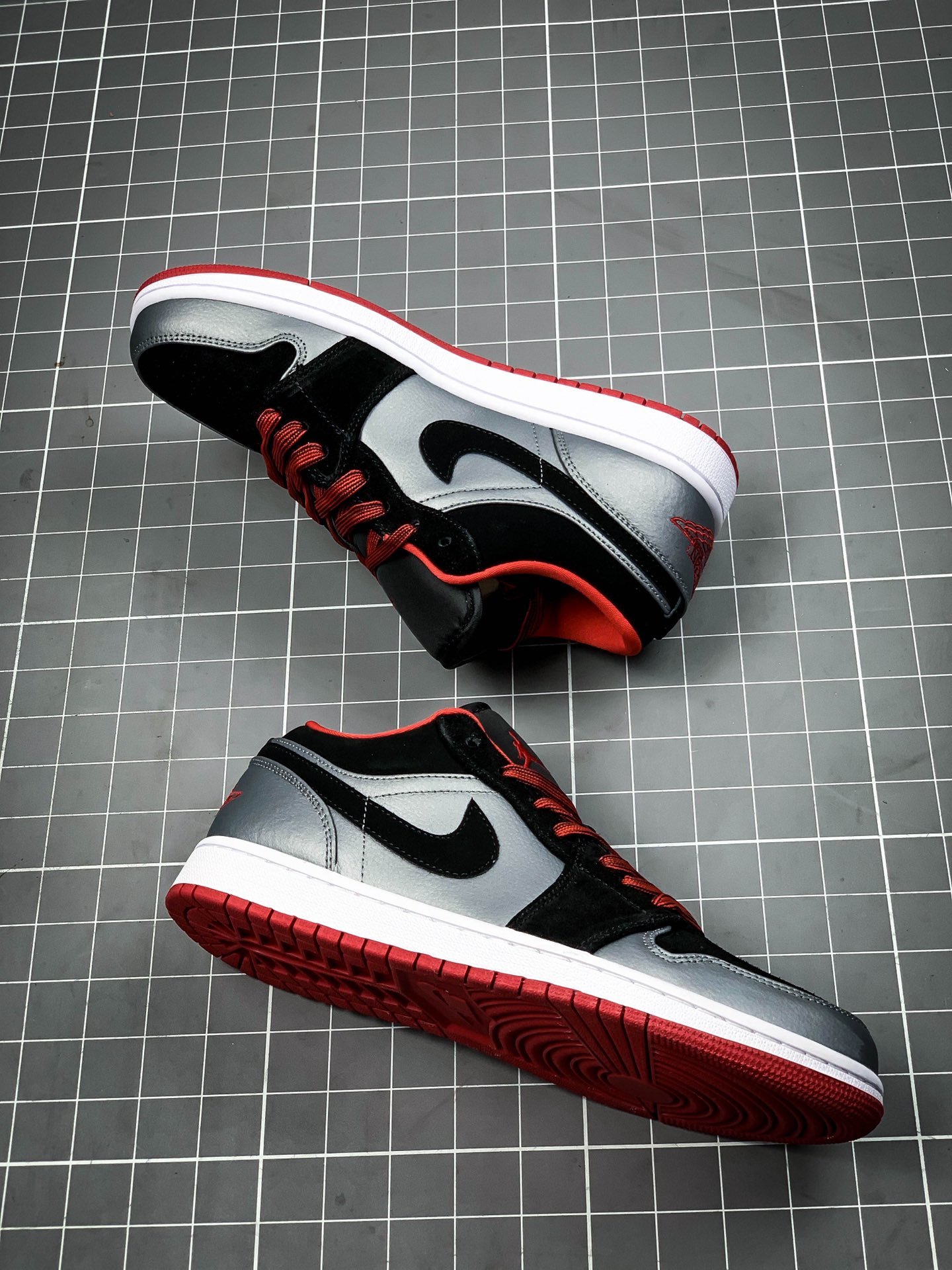 Air Jordan 1 Retro Low Dark Grey/Black/Red 3