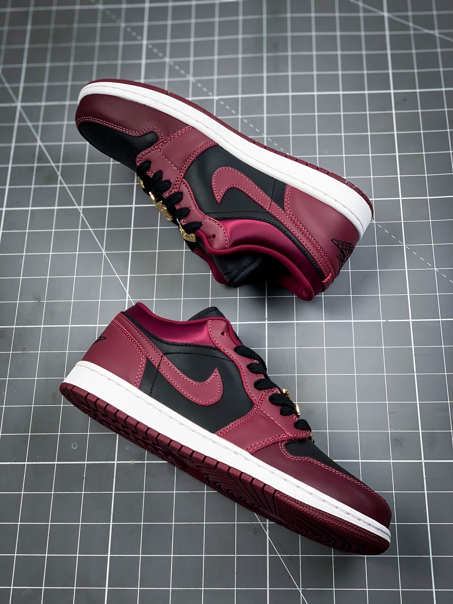 Air Jordan 1 Low Se Dark Beetroot/Black/White/Dark Beetroot 7