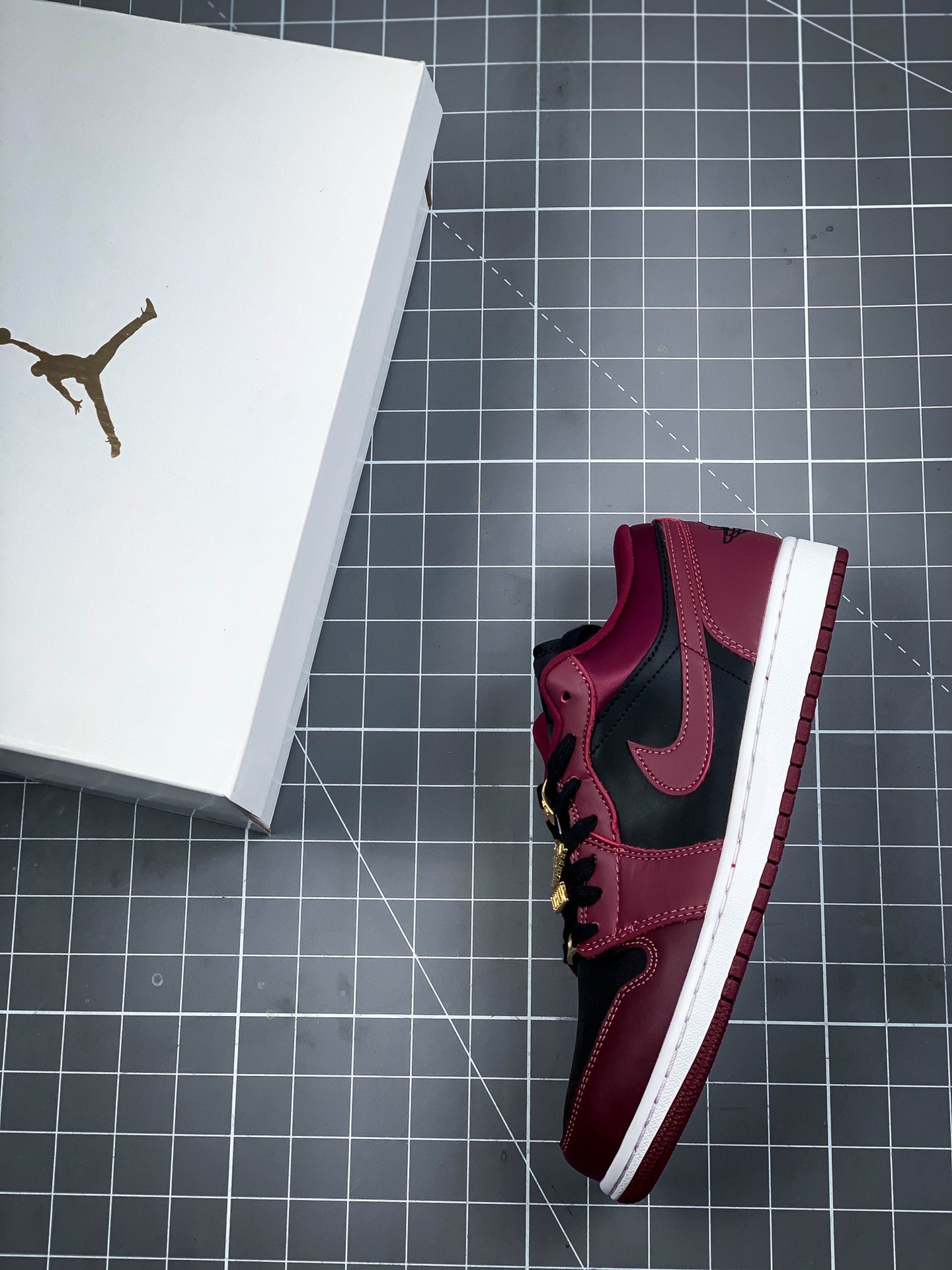 Air Jordan 1 Low Se Dark Beetroot/Black/White/Dark Beetroot 11