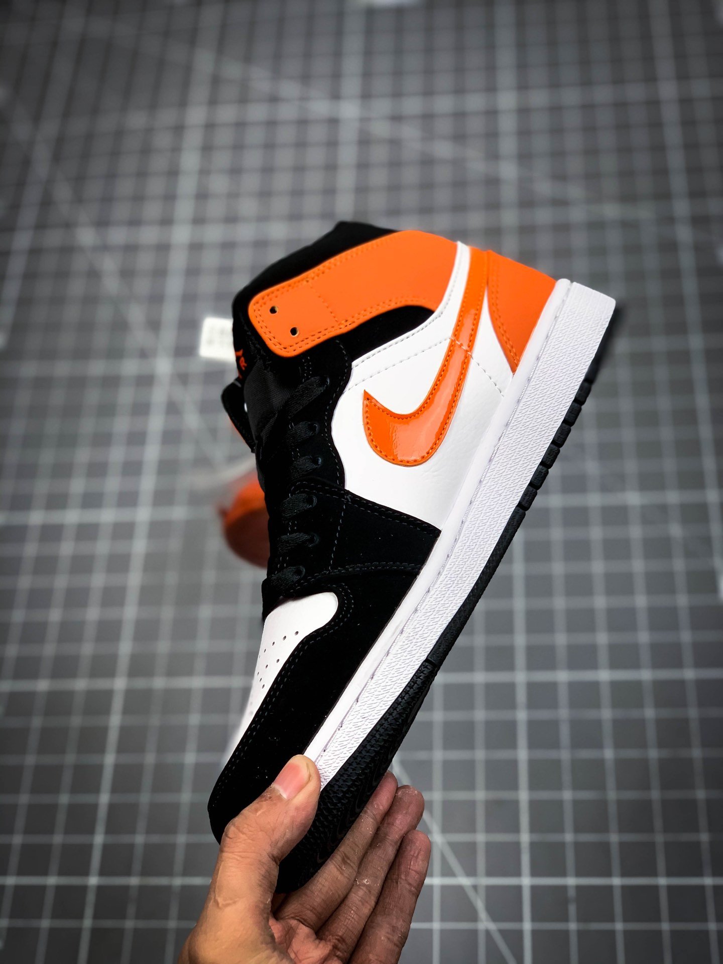 Air Jordan 1 Mid Black/White-Starfish 7