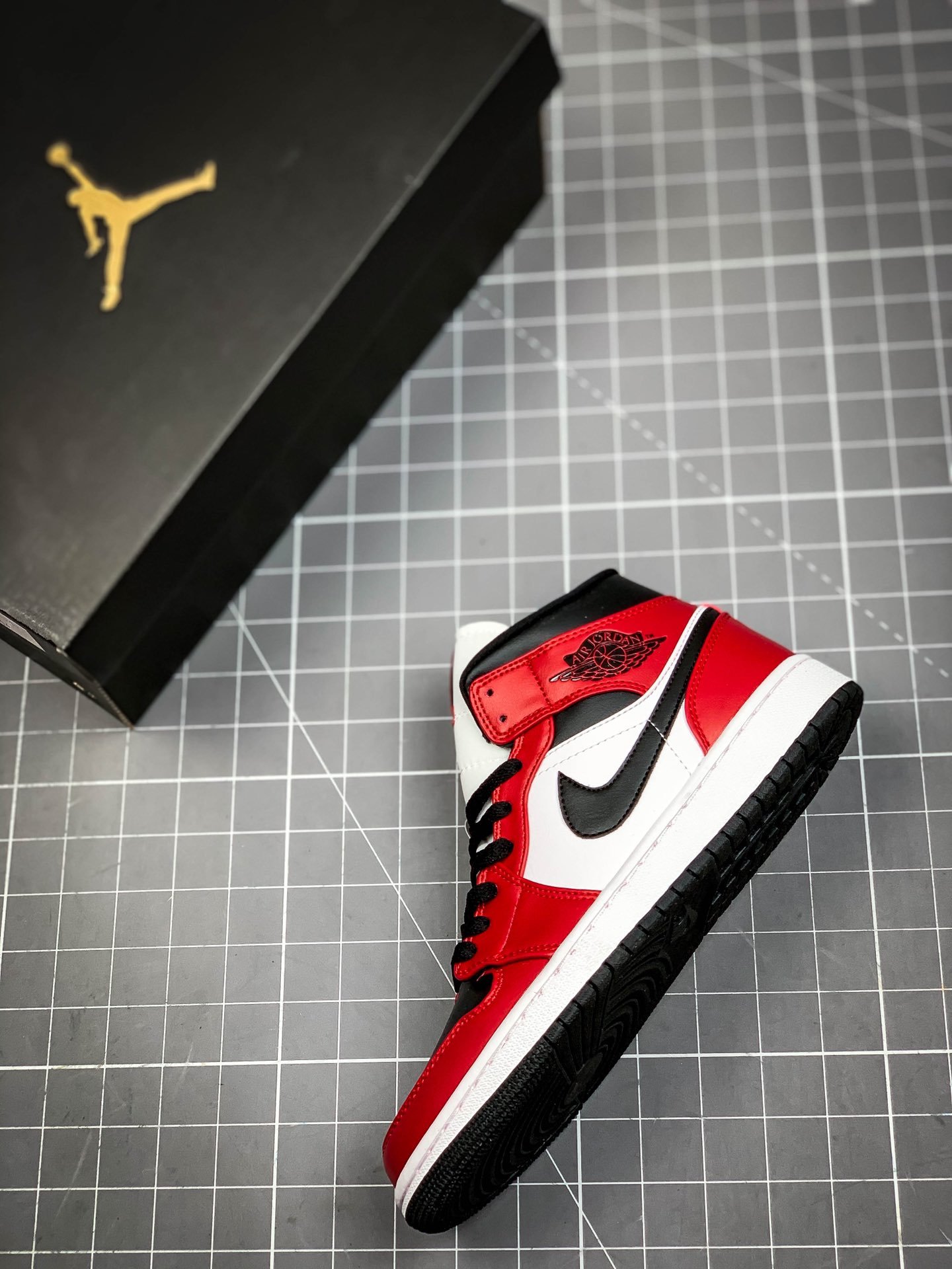 Air Jordan 1 Mid Chicago Toe Black/Gym Red-White 3