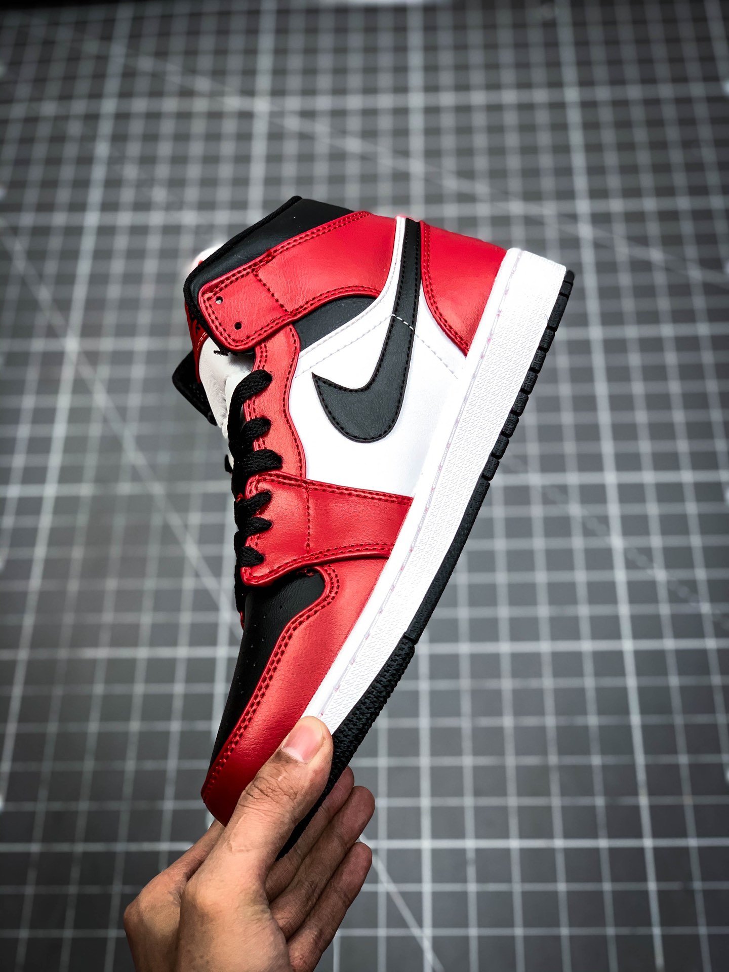 Air Jordan 1 Mid Chicago Toe Black/Gym Red-White 7