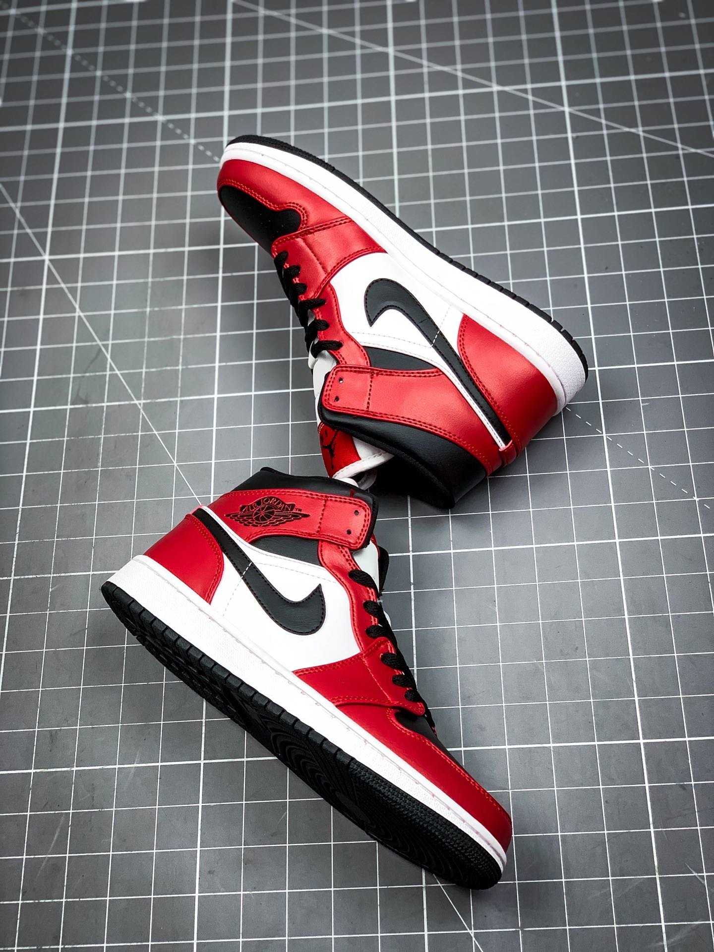 Air Jordan 1 Mid Chicago Toe Black/Gym Red-White 13