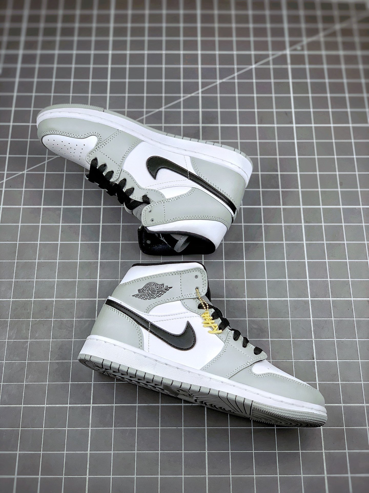 Air Jordan 1 Mid Light Smoke Grey/Black-White 5