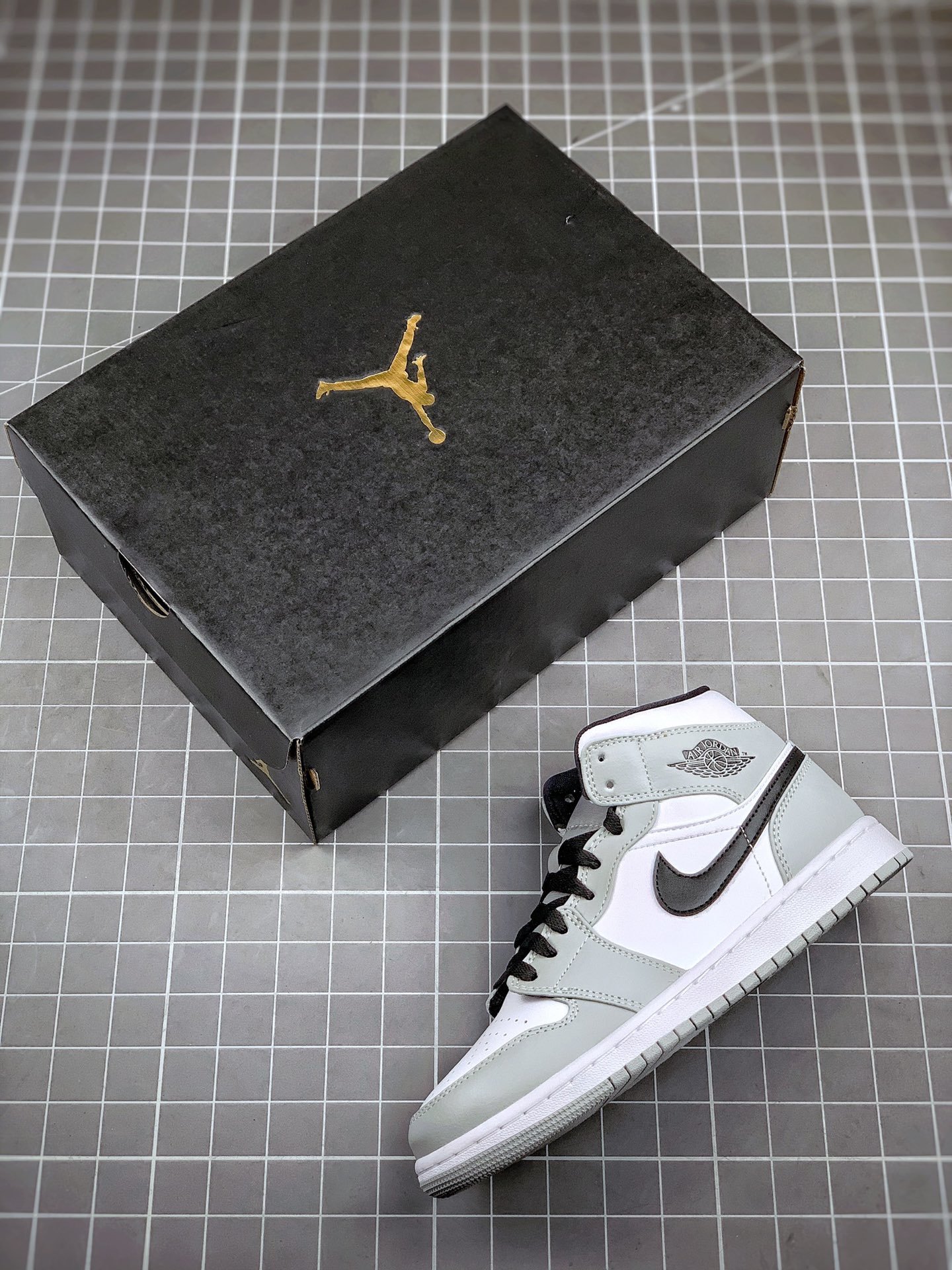 Air Jordan 1 Mid Light Smoke Grey/Black-White 17