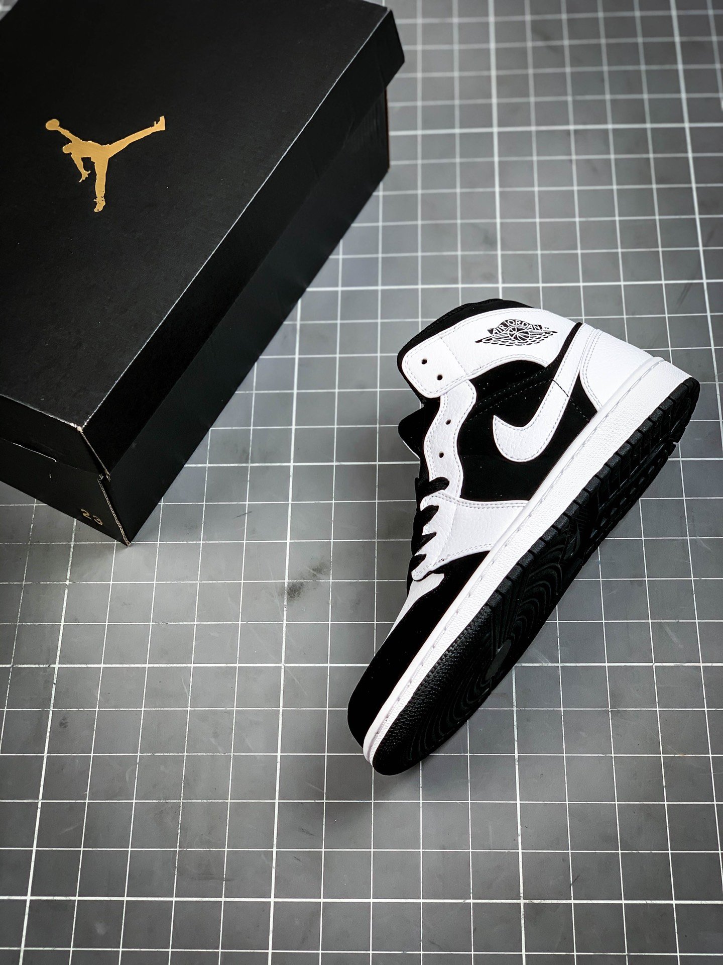 Air Jordan 1 Mid White/Black-White 17