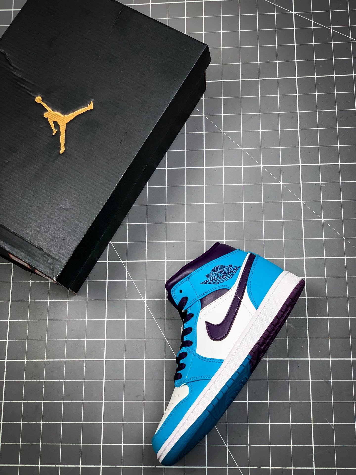 Air Jordan 1 Mid Hornets Blue Lagoon/Grand Purple-White 15