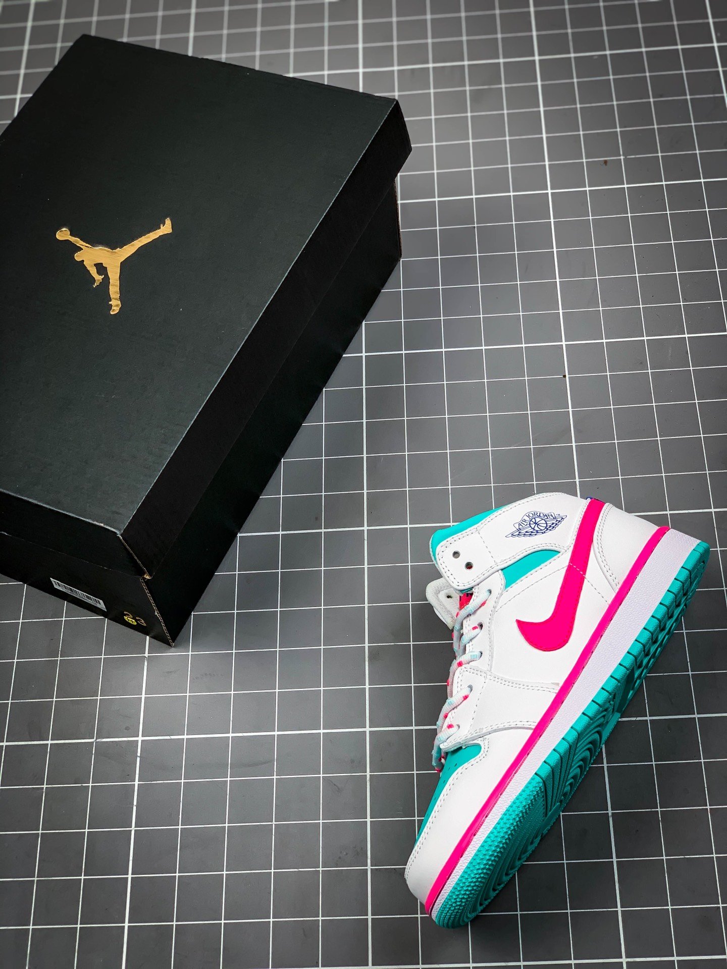 Air Jordan 1 Mid Gs White/Digital Pink/Aurora Green-Soar 15