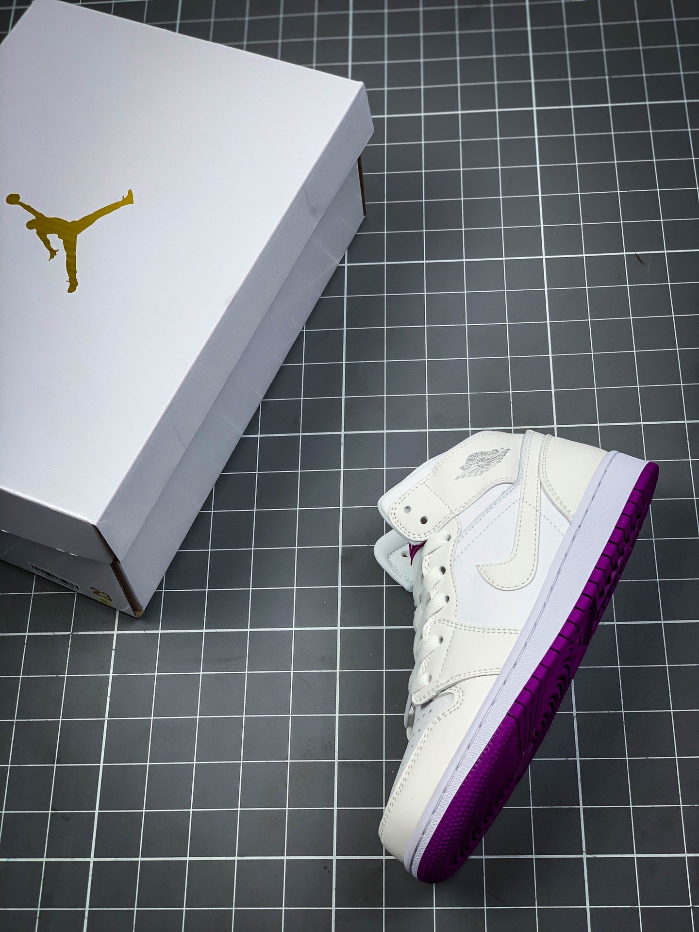 Air Jordan 1 Mid Gs Grey Fog/Deadly Pink/Purple 9