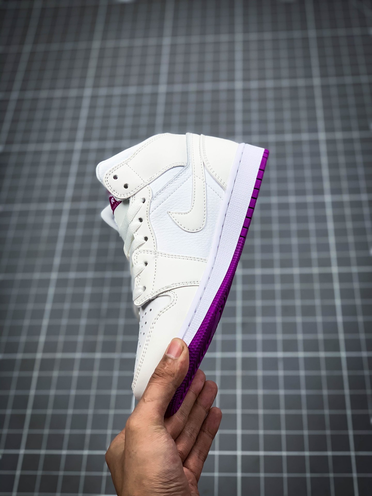 Air Jordan 1 Mid Gs Grey Fog/Deadly Pink/Purple 11