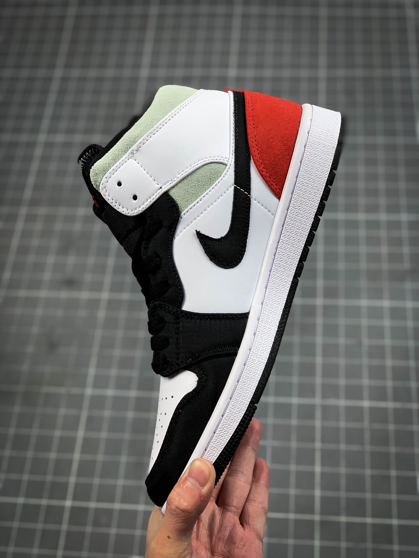 Air Jordan 1 Mid Se Red Black Toe White/Black/Red 7