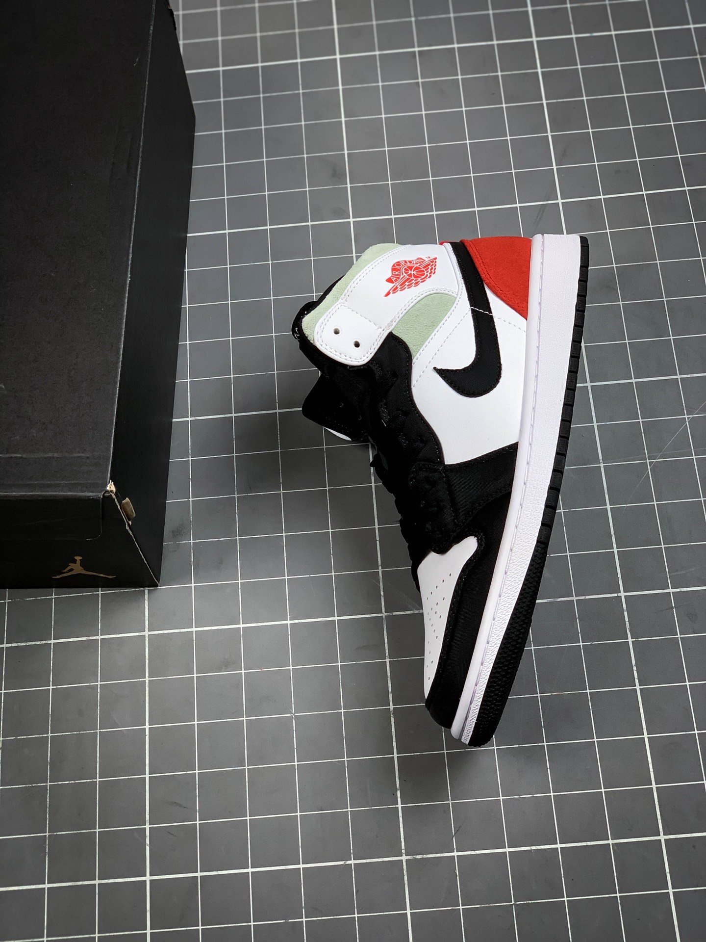 Air Jordan 1 Mid Se Red Black Toe White/Black/Red 13