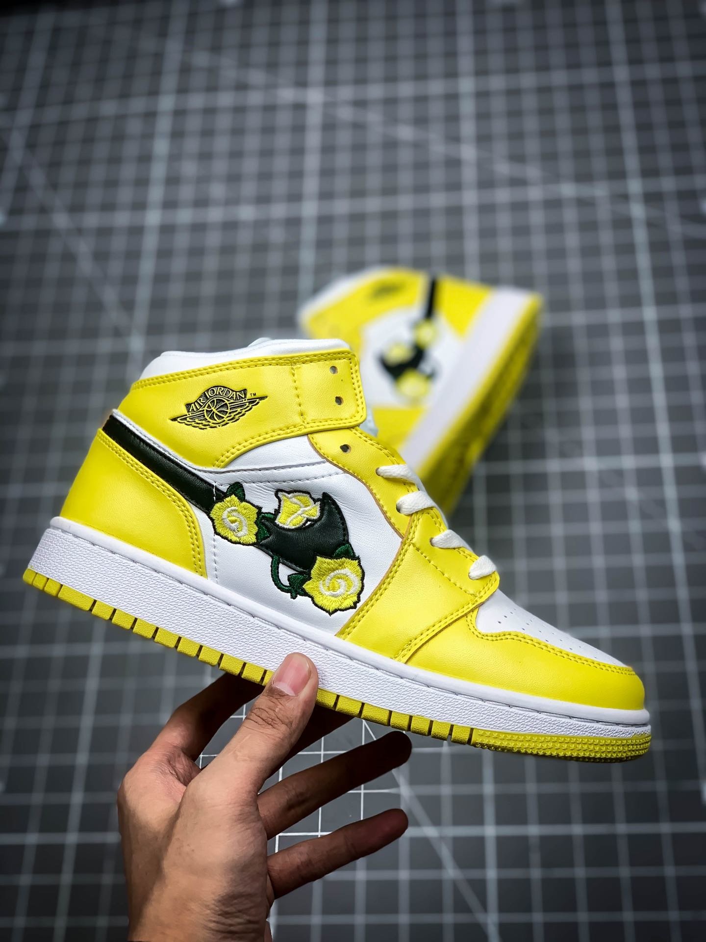 Air Jordan 1 Mid Floral Dynamic Yellow/Black-White 11