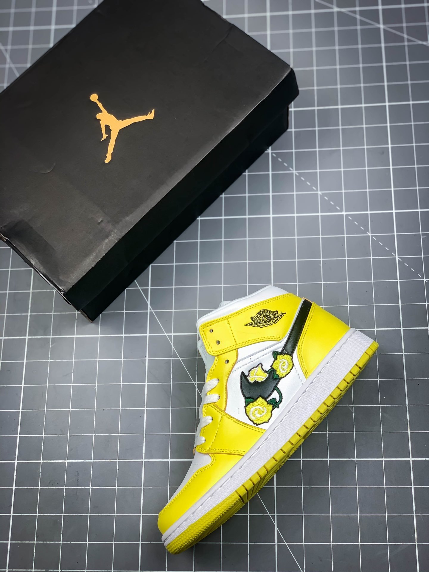 Air Jordan 1 Mid Floral Dynamic Yellow/Black-White 17