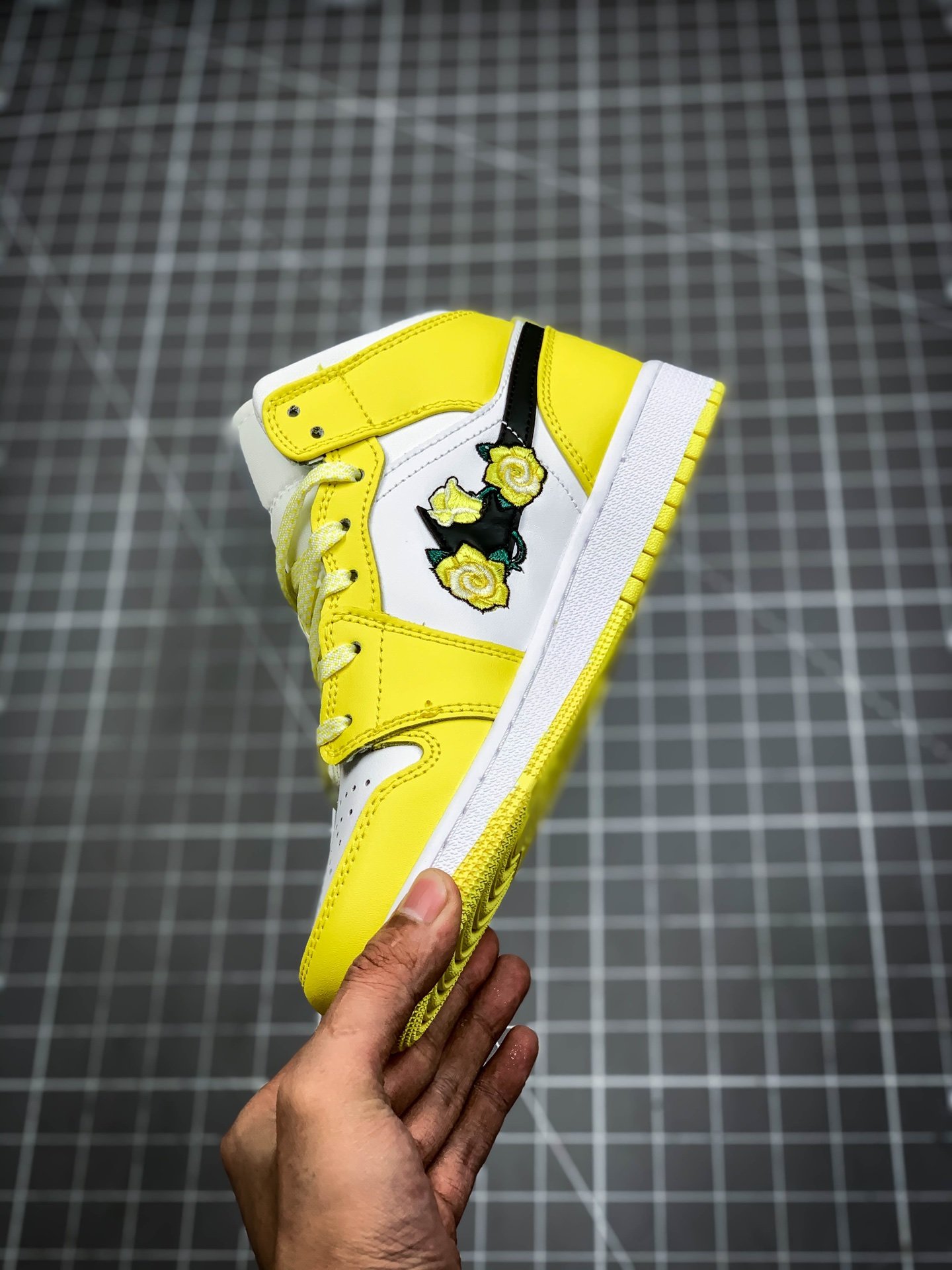 Air Jordan 1 Mid Gs Dynamic Yellow/Black-White 3