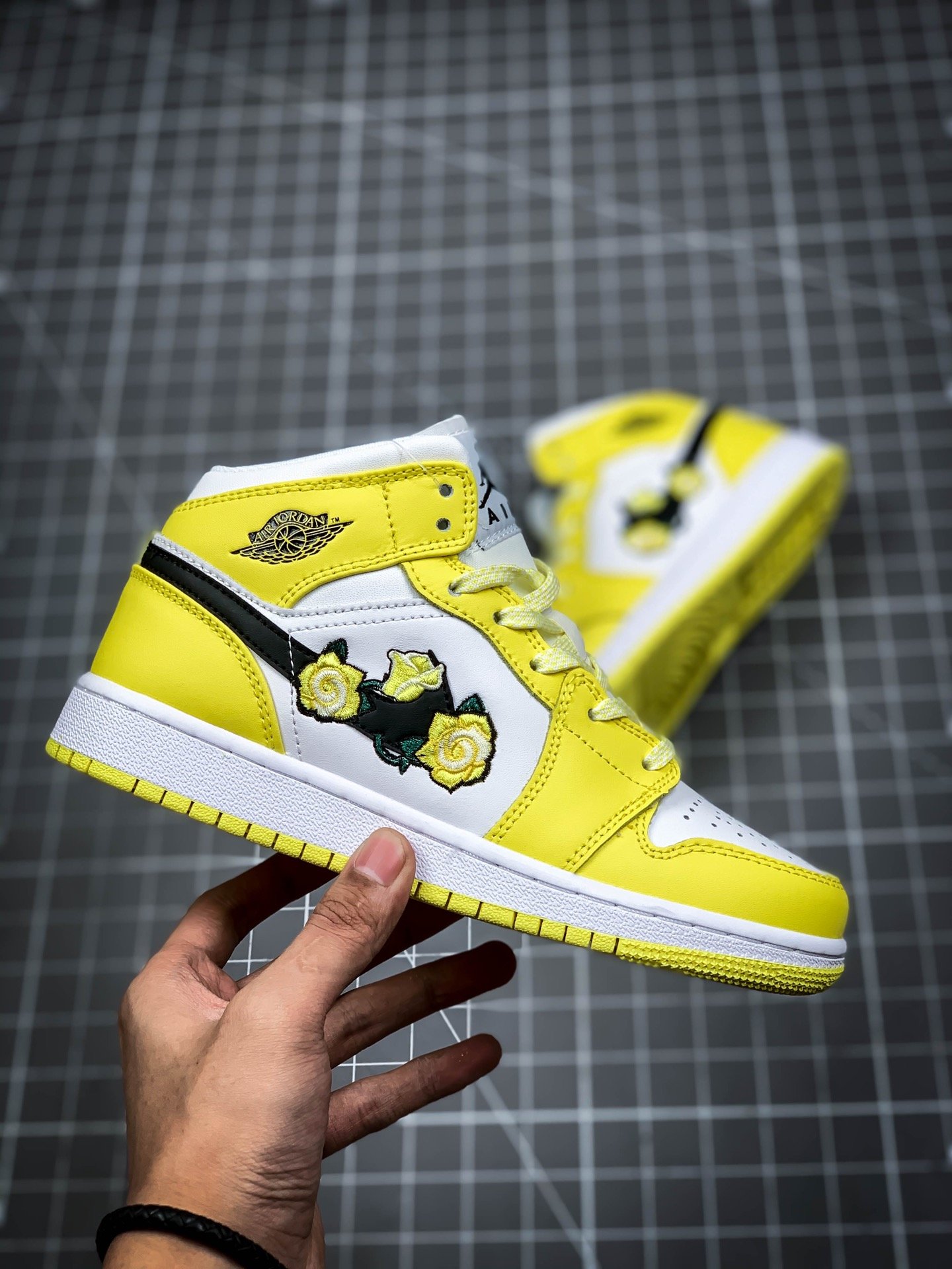 Air Jordan 1 Mid Gs Dynamic Yellow/Black-White 11