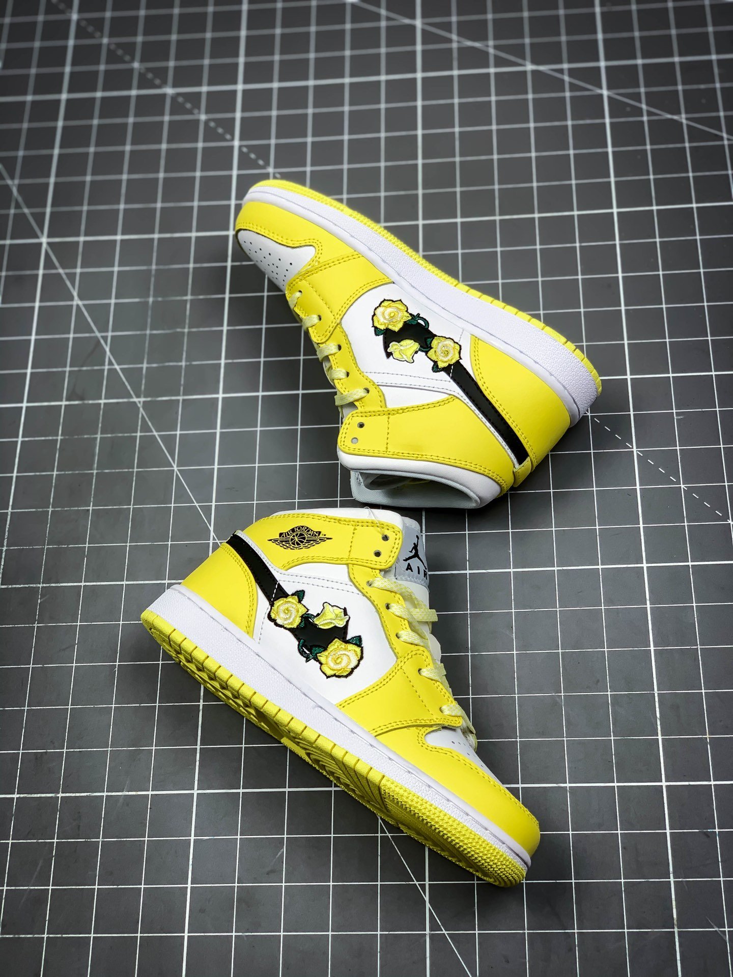 Air Jordan 1 Mid Gs Dynamic Yellow/Black-White 13