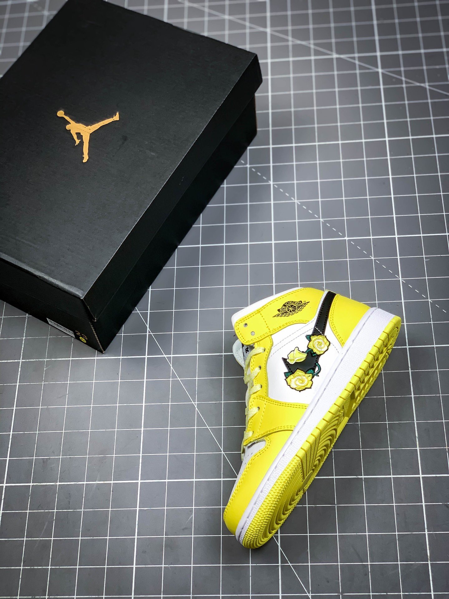 Air Jordan 1 Mid Gs Dynamic Yellow/Black-White 17