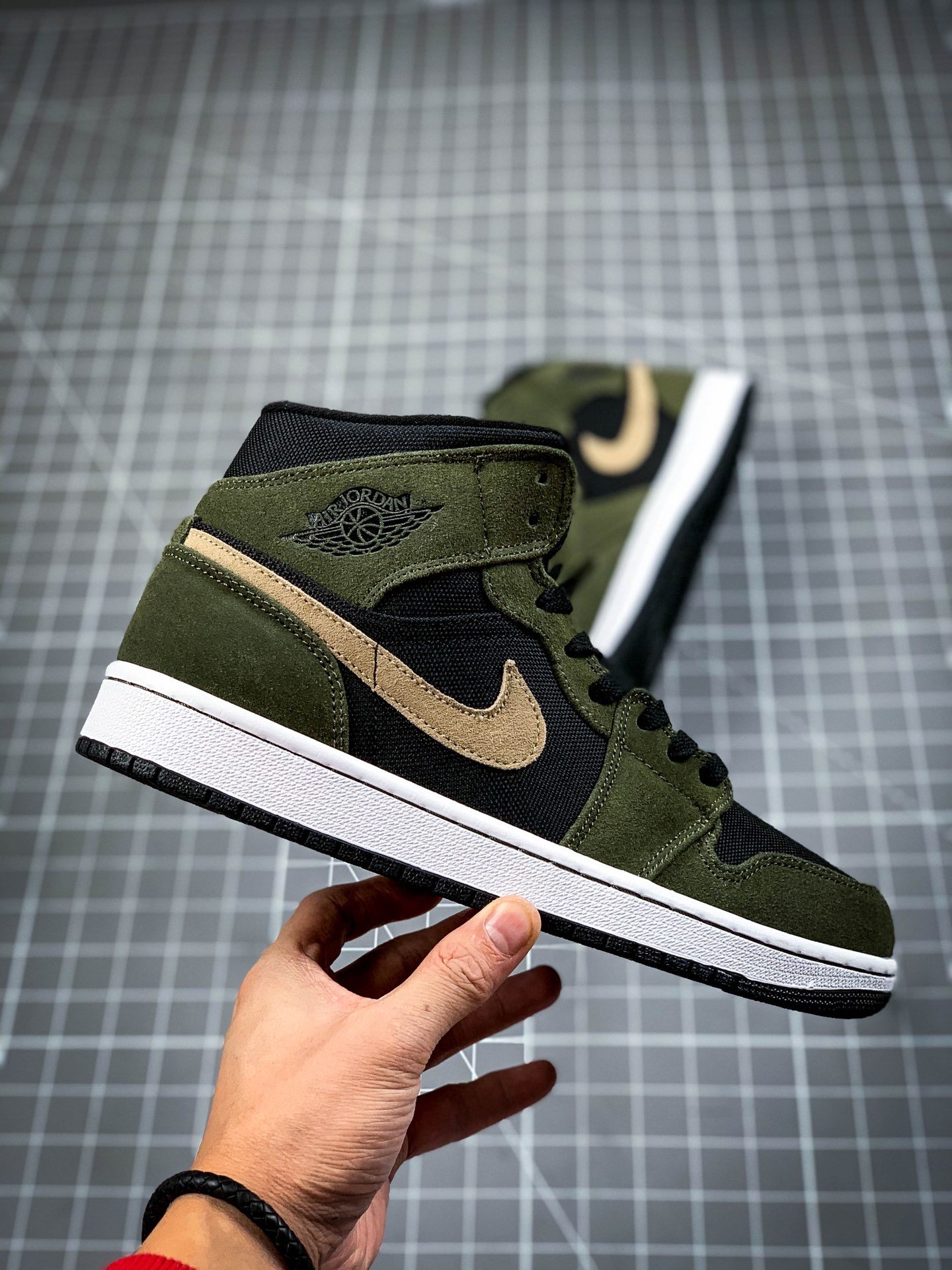 Air Jordan 1 Mid Military Olive Lack/Olive Canvas-Bone 3