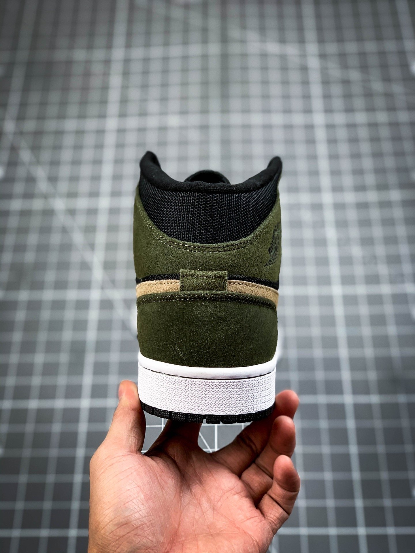 Air Jordan 1 Mid Military Olive Lack/Olive Canvas-Bone 7