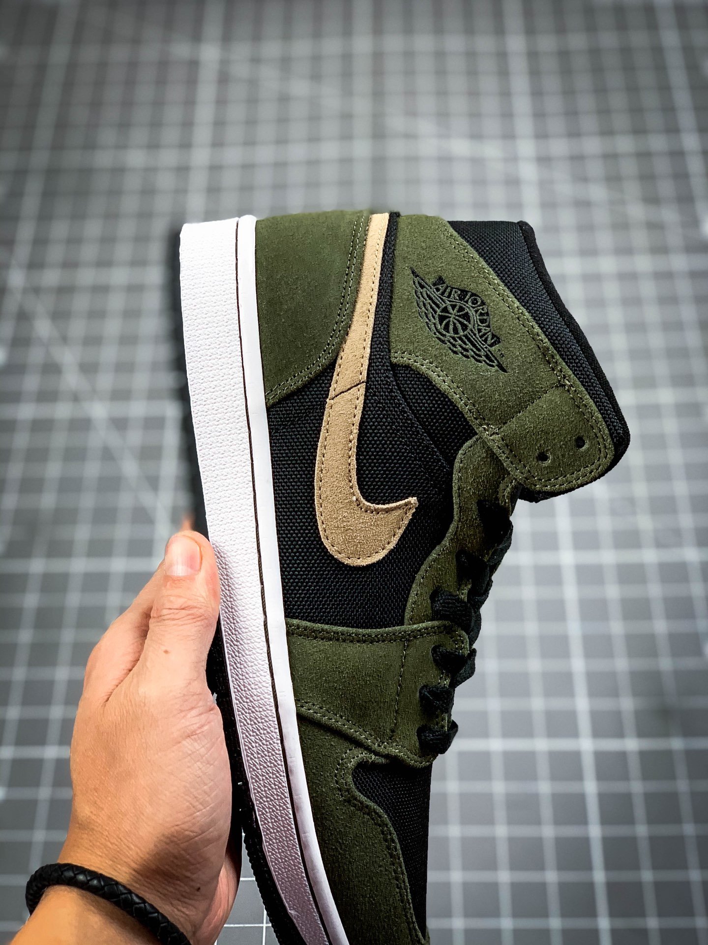 Air Jordan 1 Mid Military Olive Lack/Olive Canvas-Bone 11