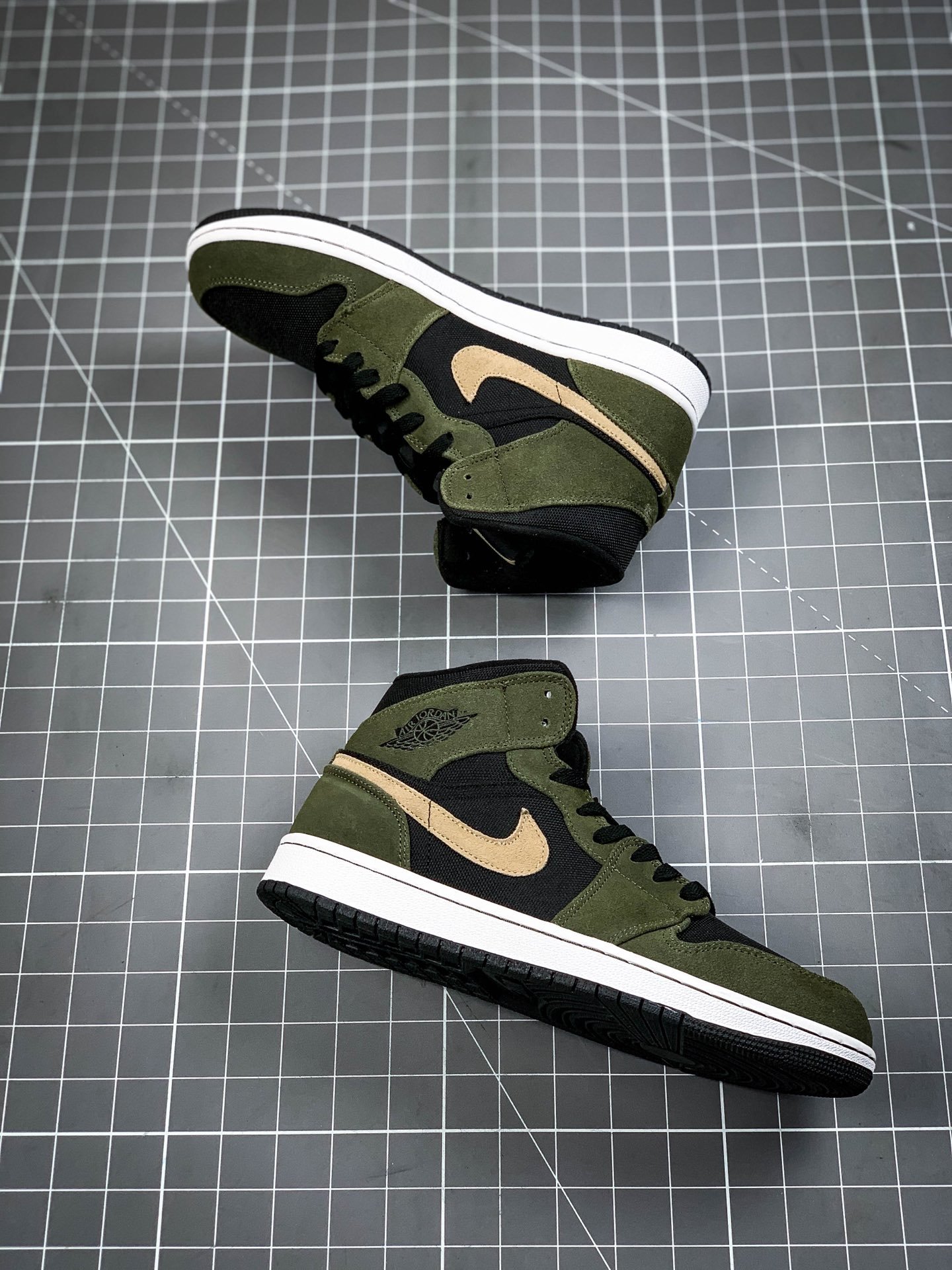 Air Jordan 1 Mid Military Olive Lack/Olive Canvas-Bone 15