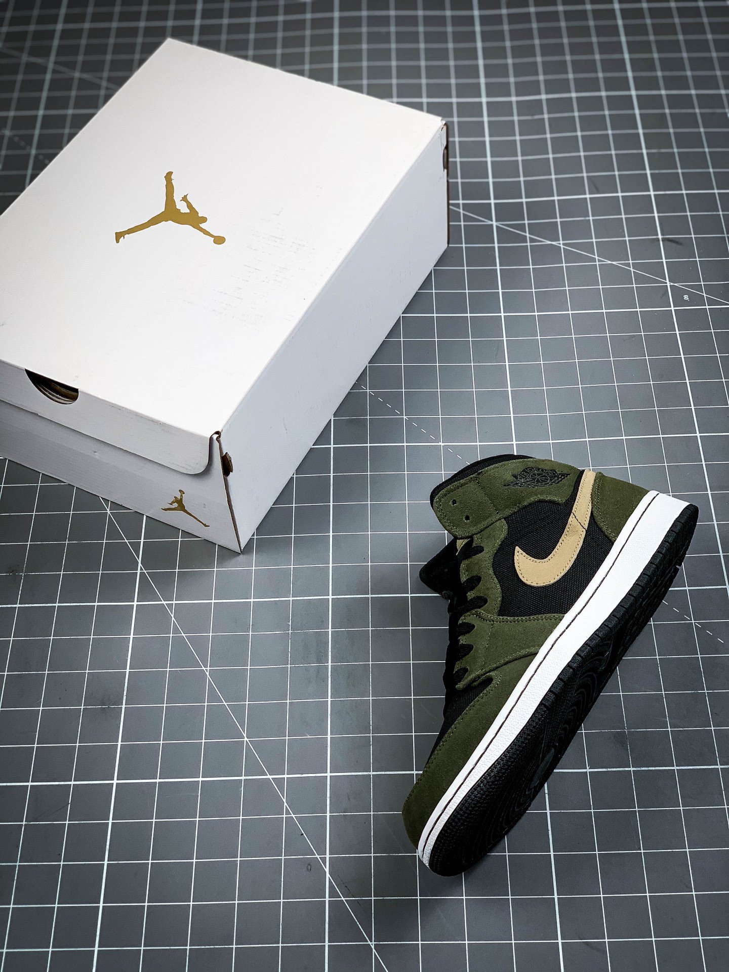 Air Jordan 1 Mid Military Olive Lack/Olive Canvas-Bone 17