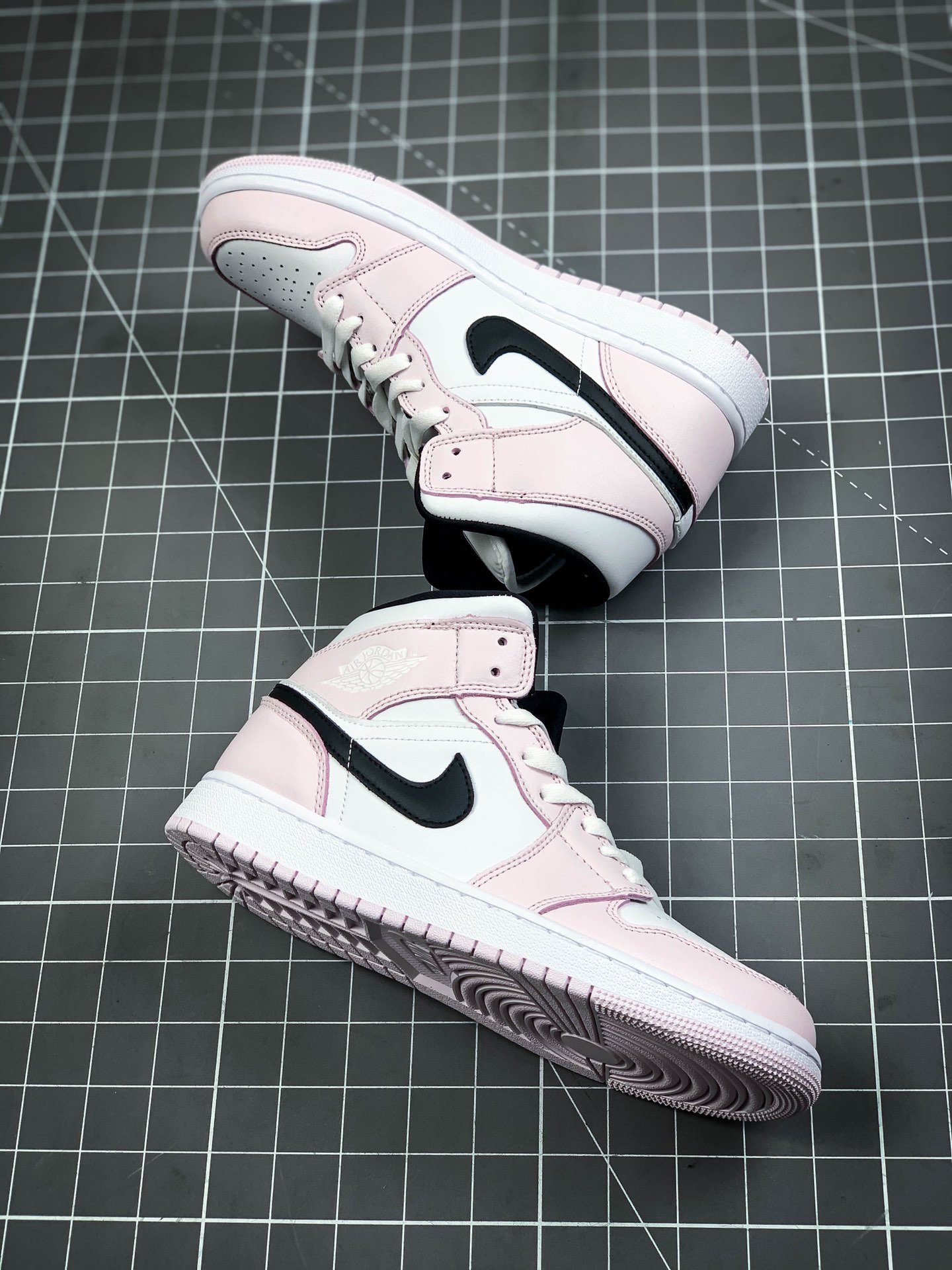 Air Jordan 1 Mid Barely Rose/White/Black 9