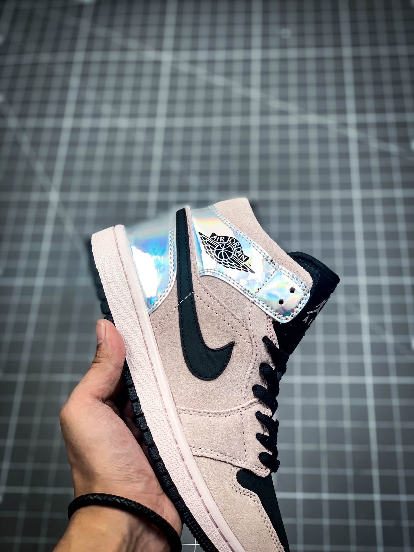 Air Jordan 1 Mid Dirty Powder Iridescent Beige/Black/Pink 11