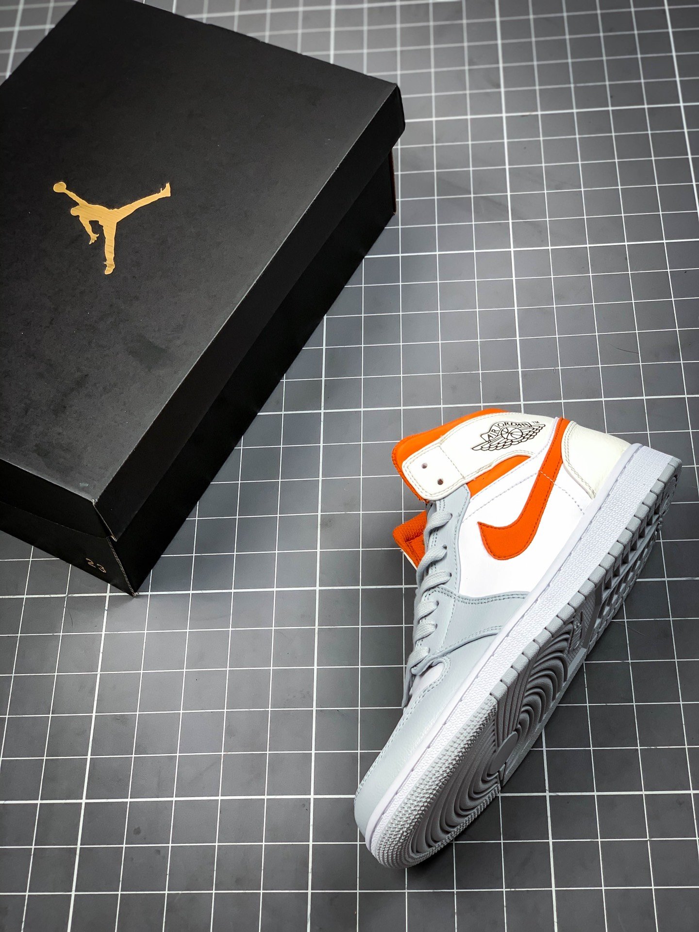 Air Jordan 1 Mid White/Starfish-Pure Platinum-Sail 3