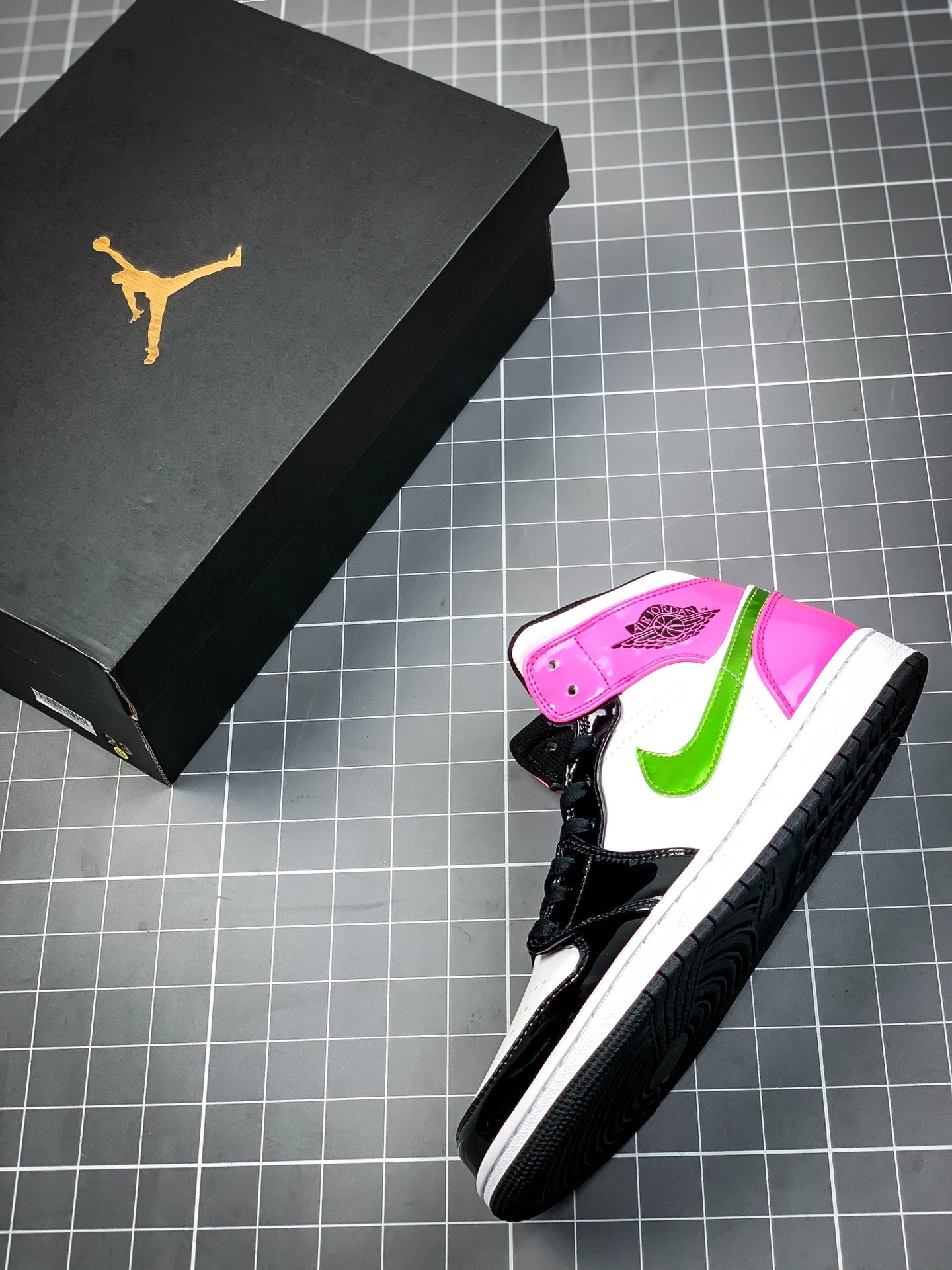 Air Jordan 1 Mid White/Cyber Active-Fushia 11