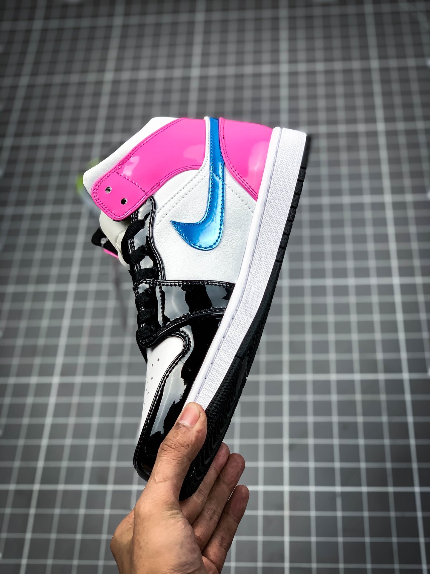 Air Jordan 1 Mid White/Cyber Active-Fushia 17