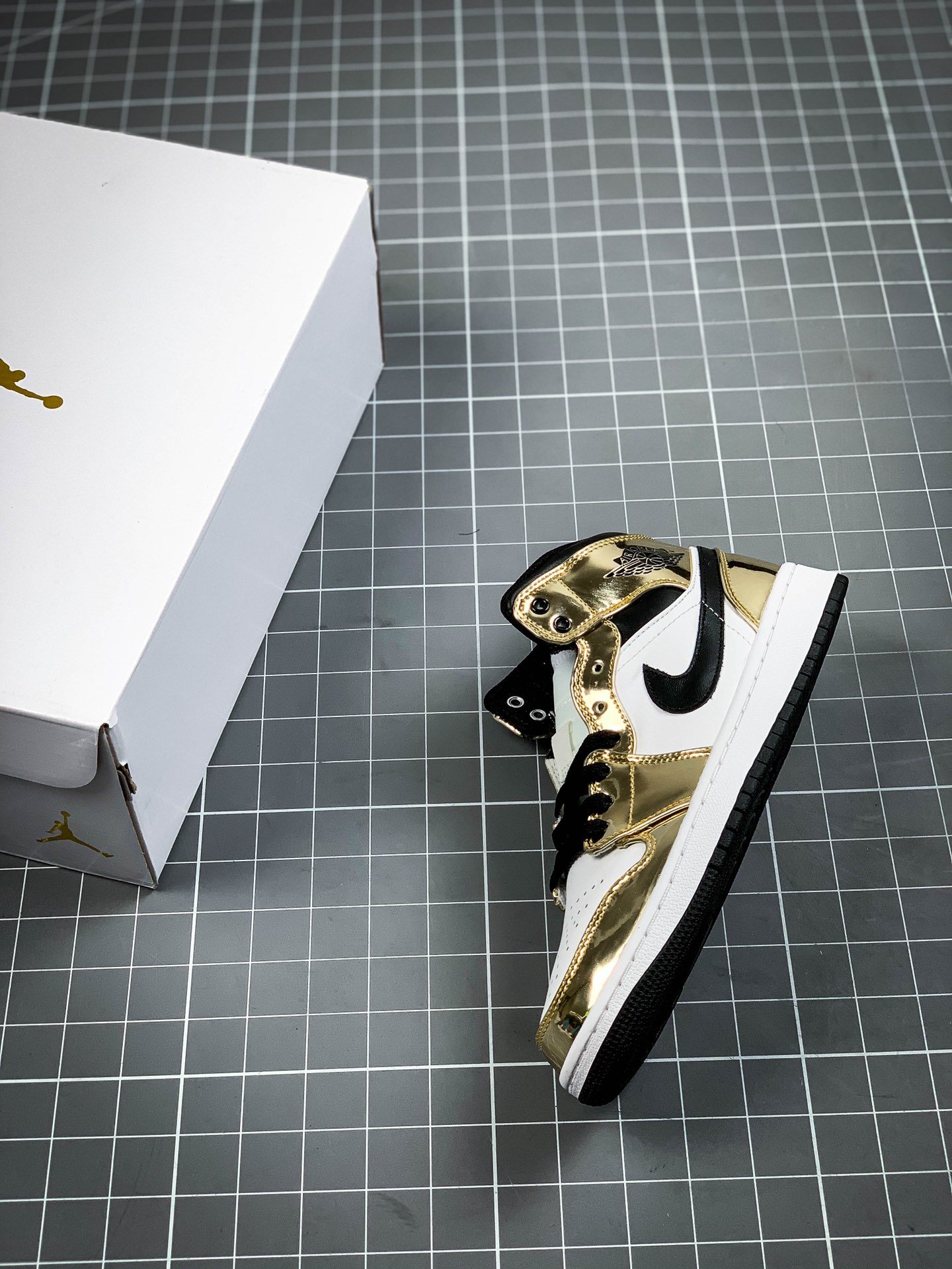 Air Jordan 1 Mid Se Metallic Gold/White-Black-Black 7