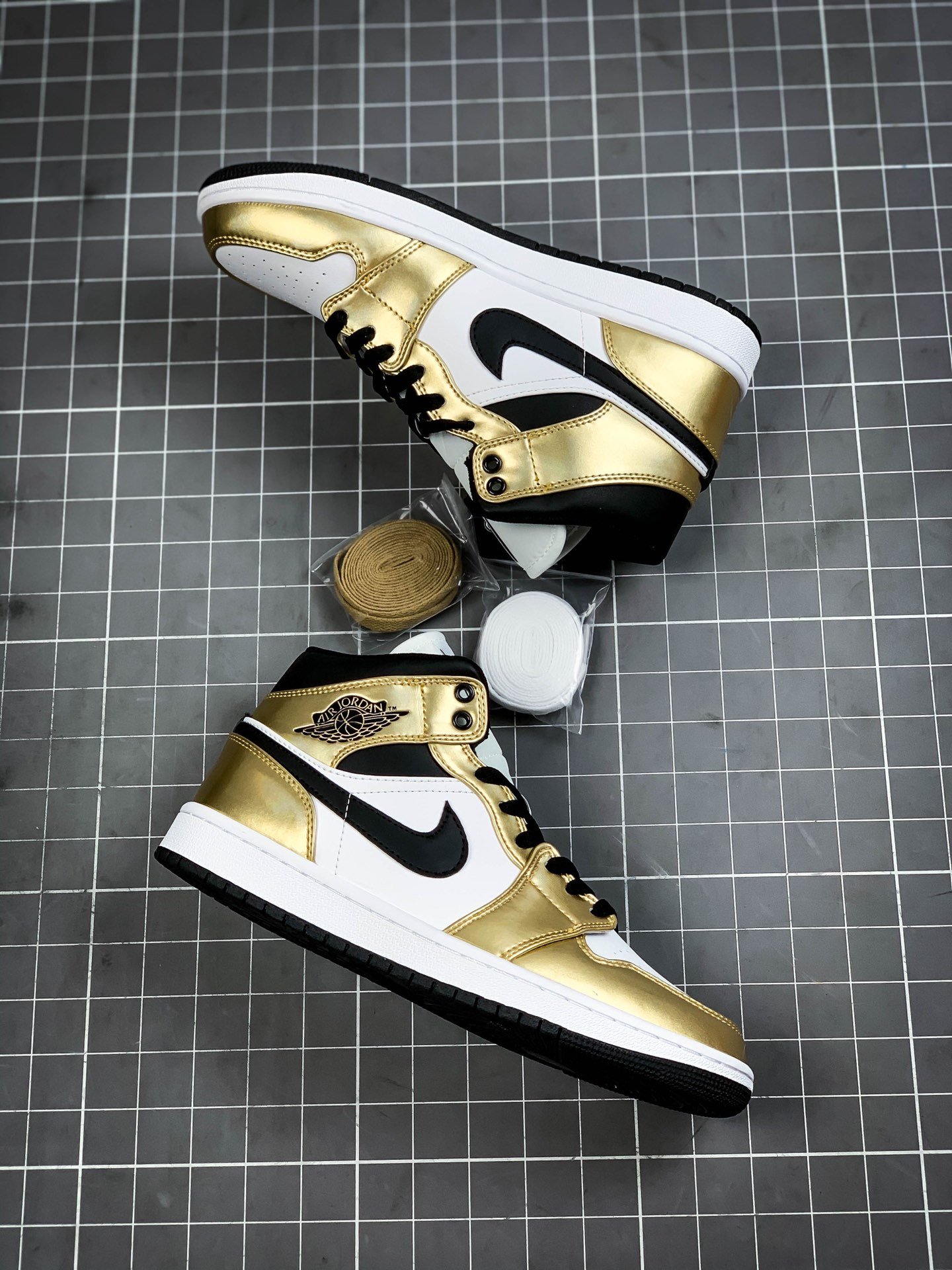 Air Jordan 1 Mid Se White/Metallic Gold/Black 3