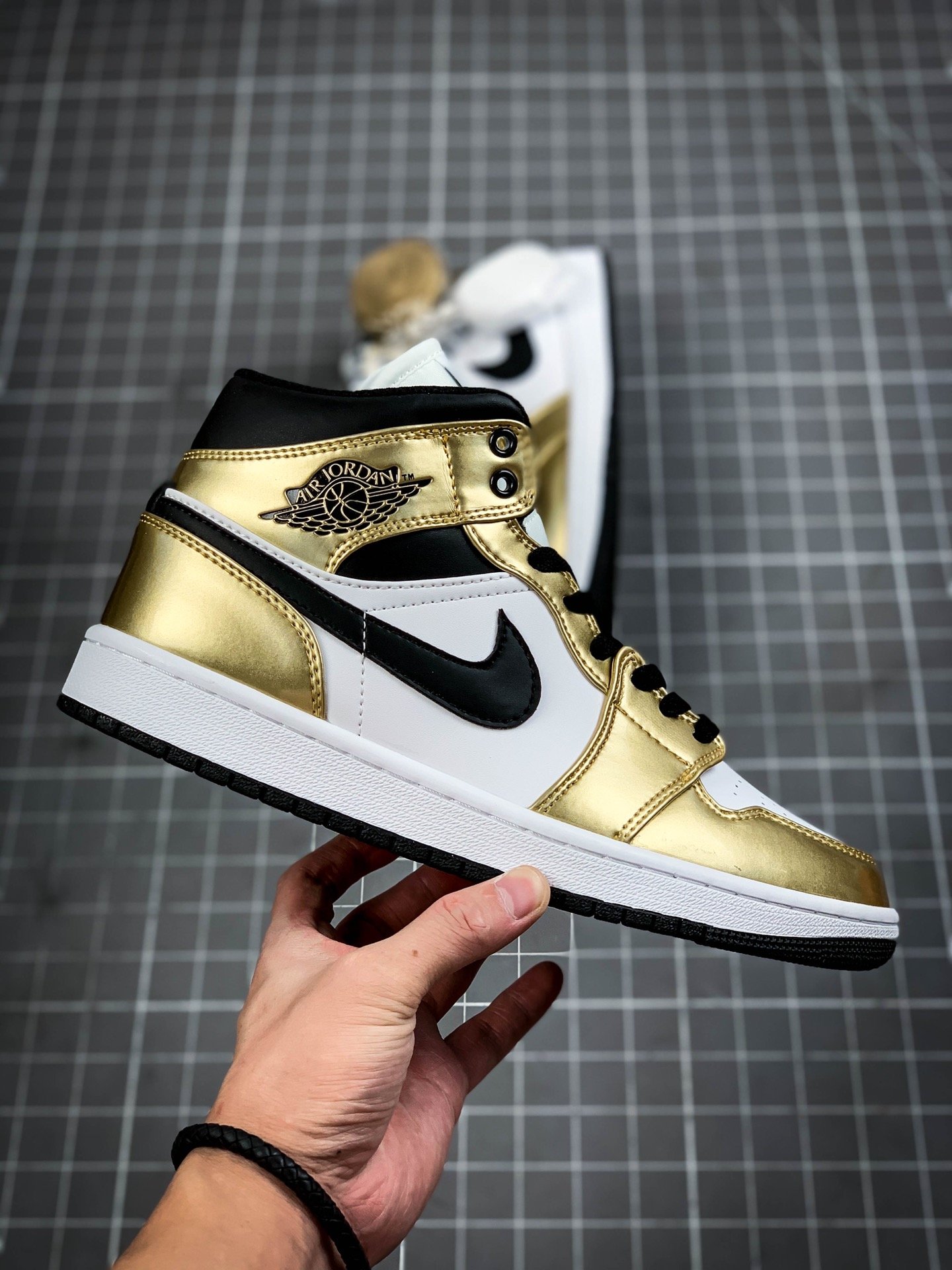 Air Jordan 1 Mid Se White/Metallic Gold/Black 5