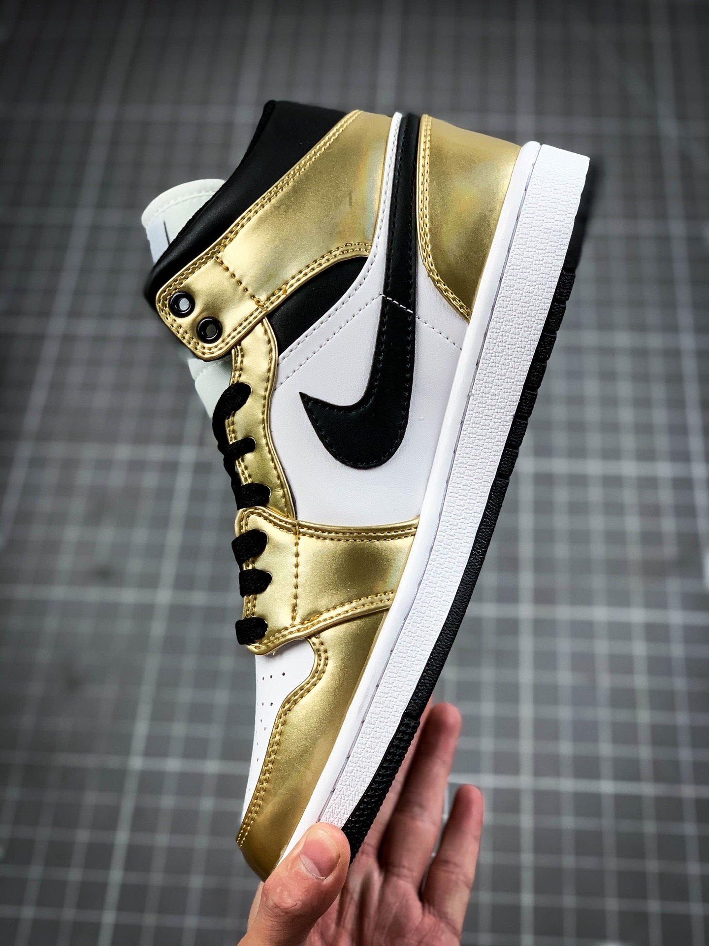 Air Jordan 1 Mid Se White/Metallic Gold/Black 9