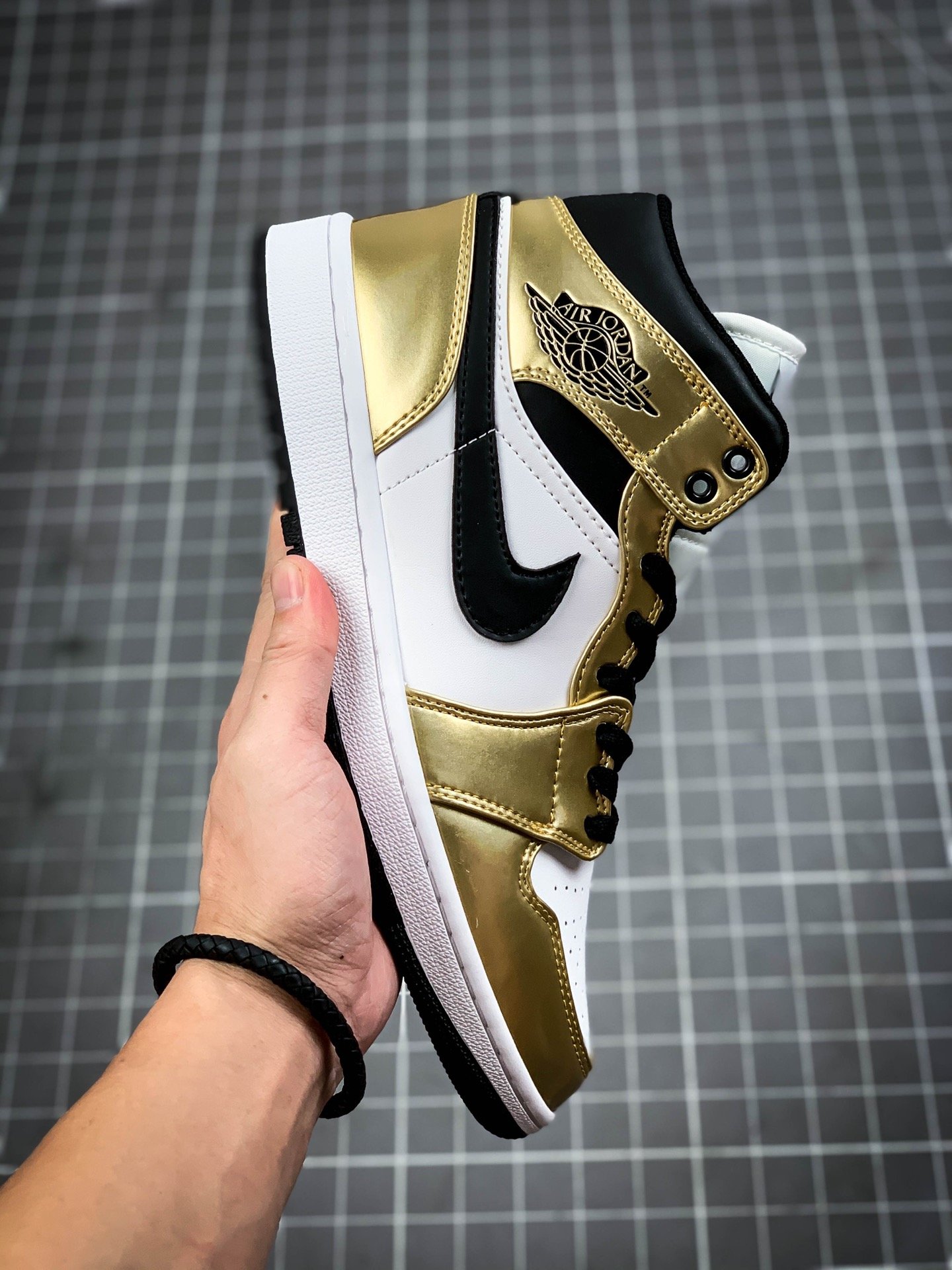 Air Jordan 1 Mid Se White/Metallic Gold/Black 15