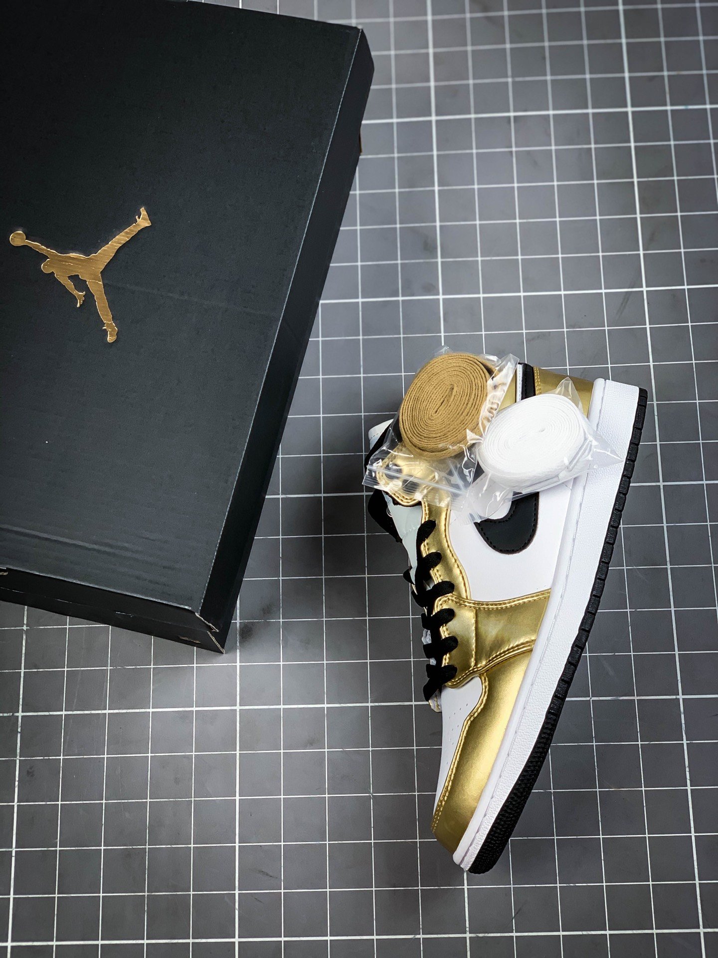 Air Jordan 1 Mid Se White/Metallic Gold/Black 17