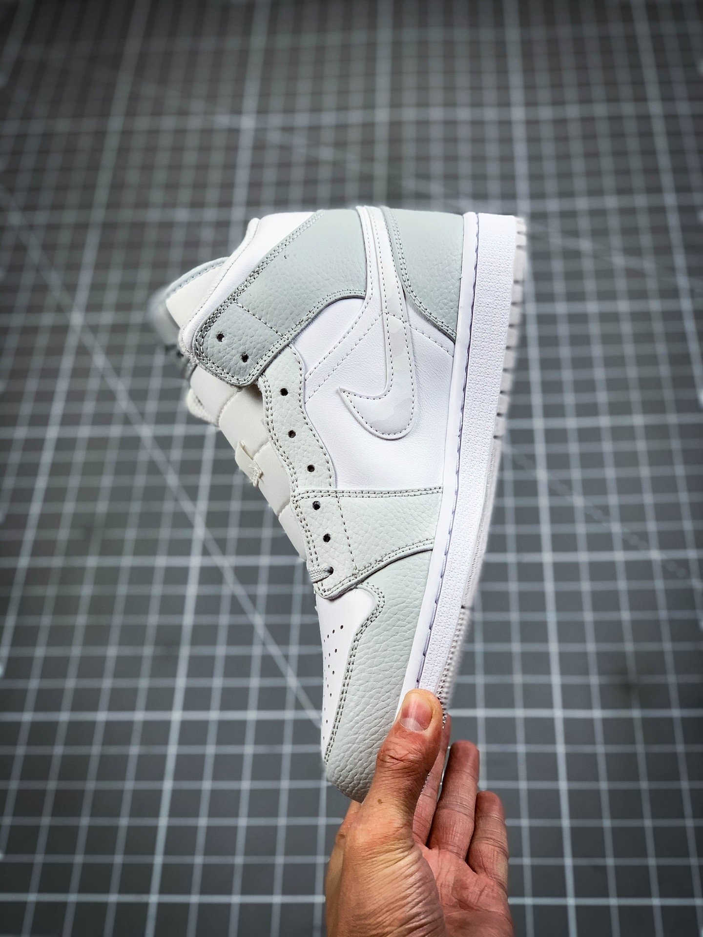 Air Jordan 1 Mid Grey Camo White/White/Light Grey 11