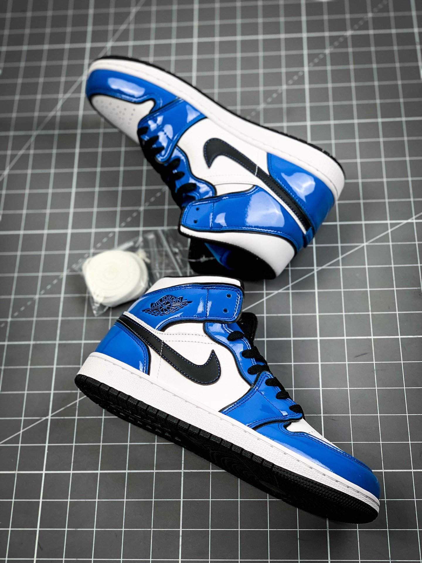 Original Air Jordan 1 Mid Se Signal Blue Signal Blue/White-Black 3