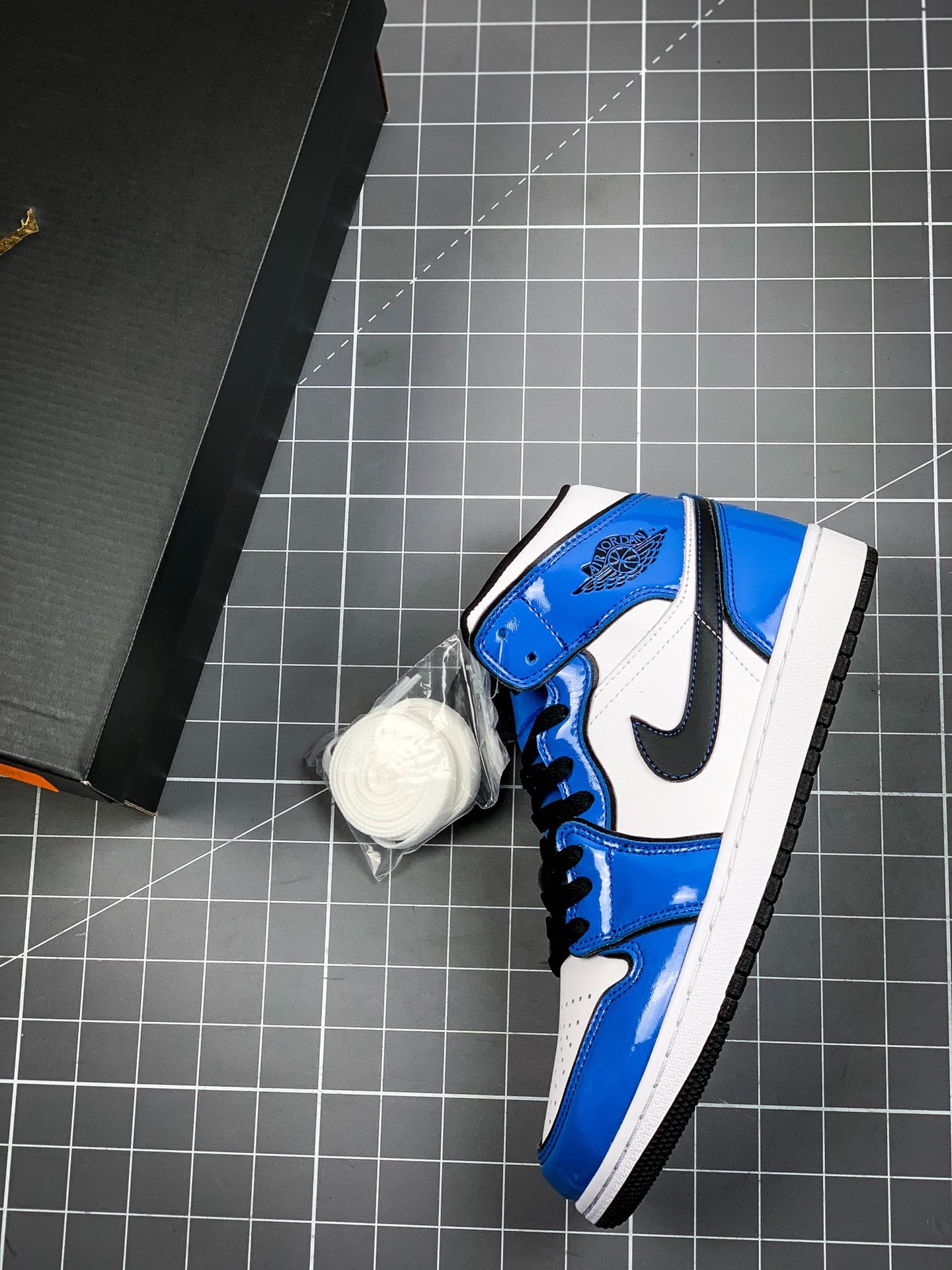 Original Air Jordan 1 Mid Se Signal Blue Signal Blue/White-Black 11