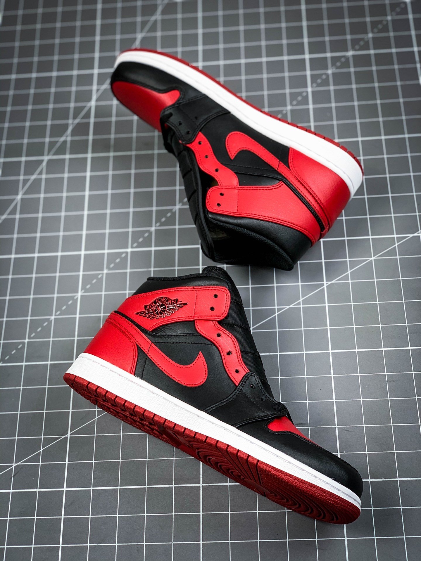 Air Jordan 1 Mid Banned Black/University Red/Black/White 5