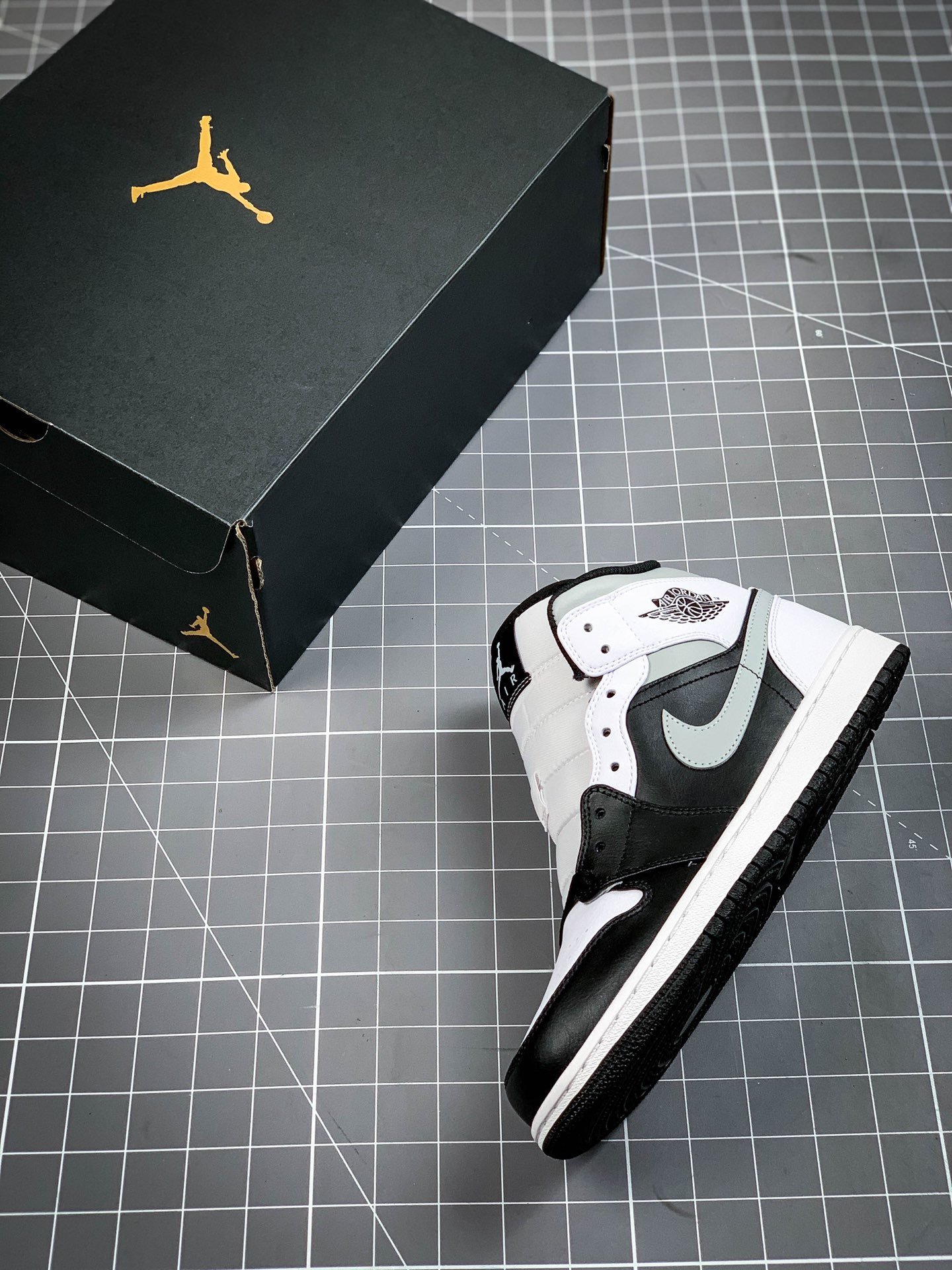 Air Jordan 1 Mid Tuxedo Black/White/Grey 7