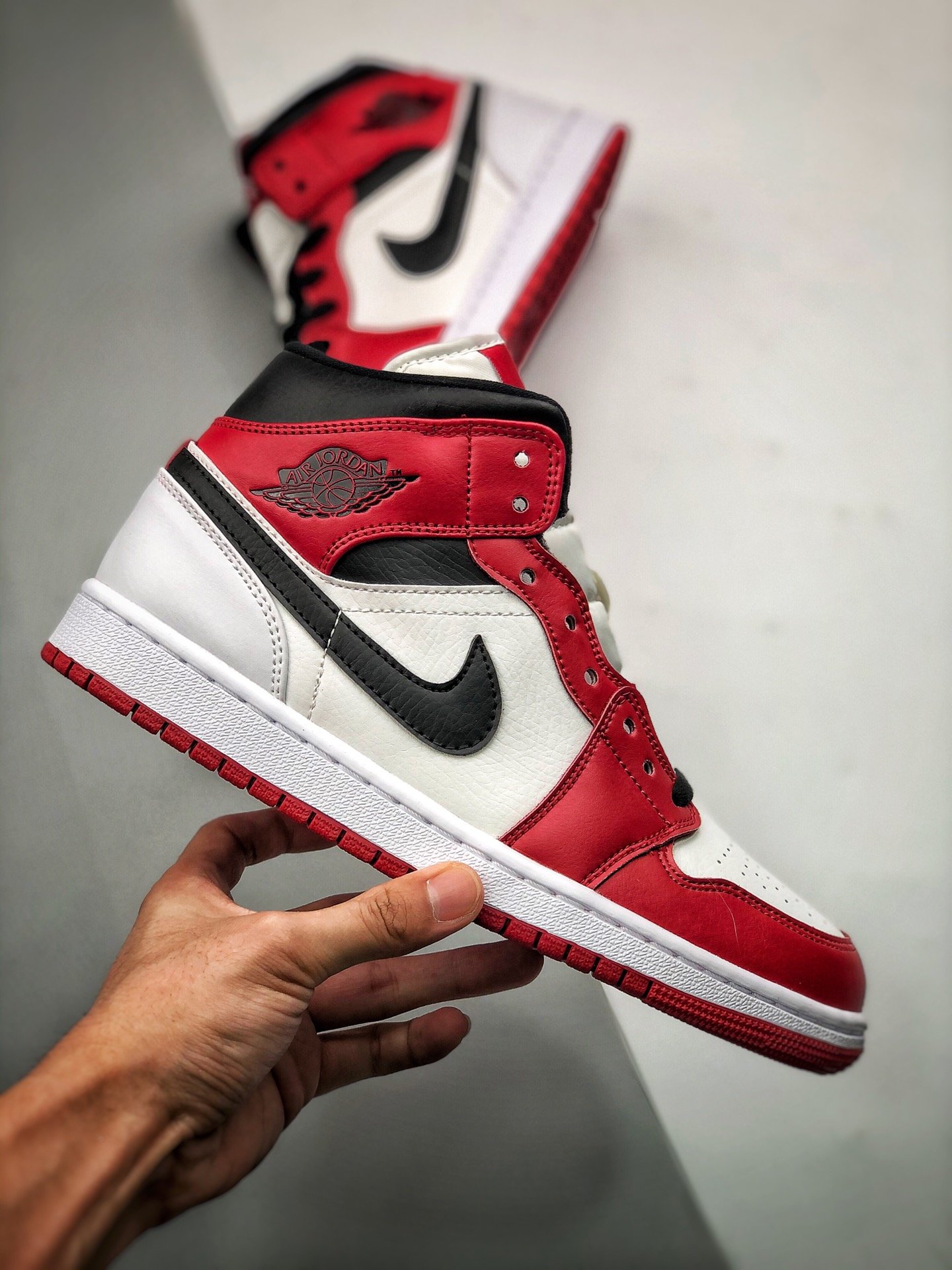 Air Jordan 1 Mid Chicago White/Black/Red 3