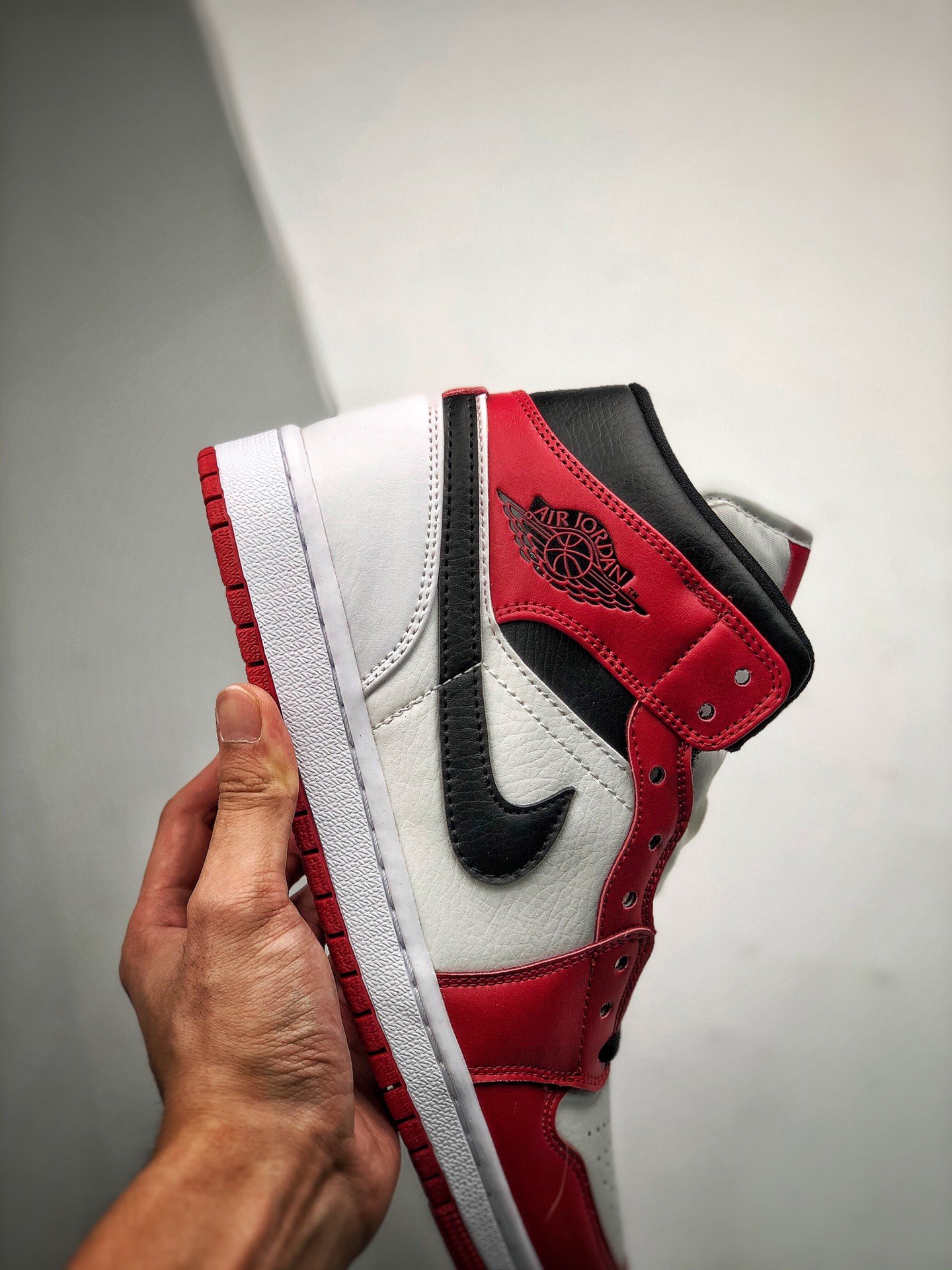 Air Jordan 1 Mid Chicago White/Black/Red 5