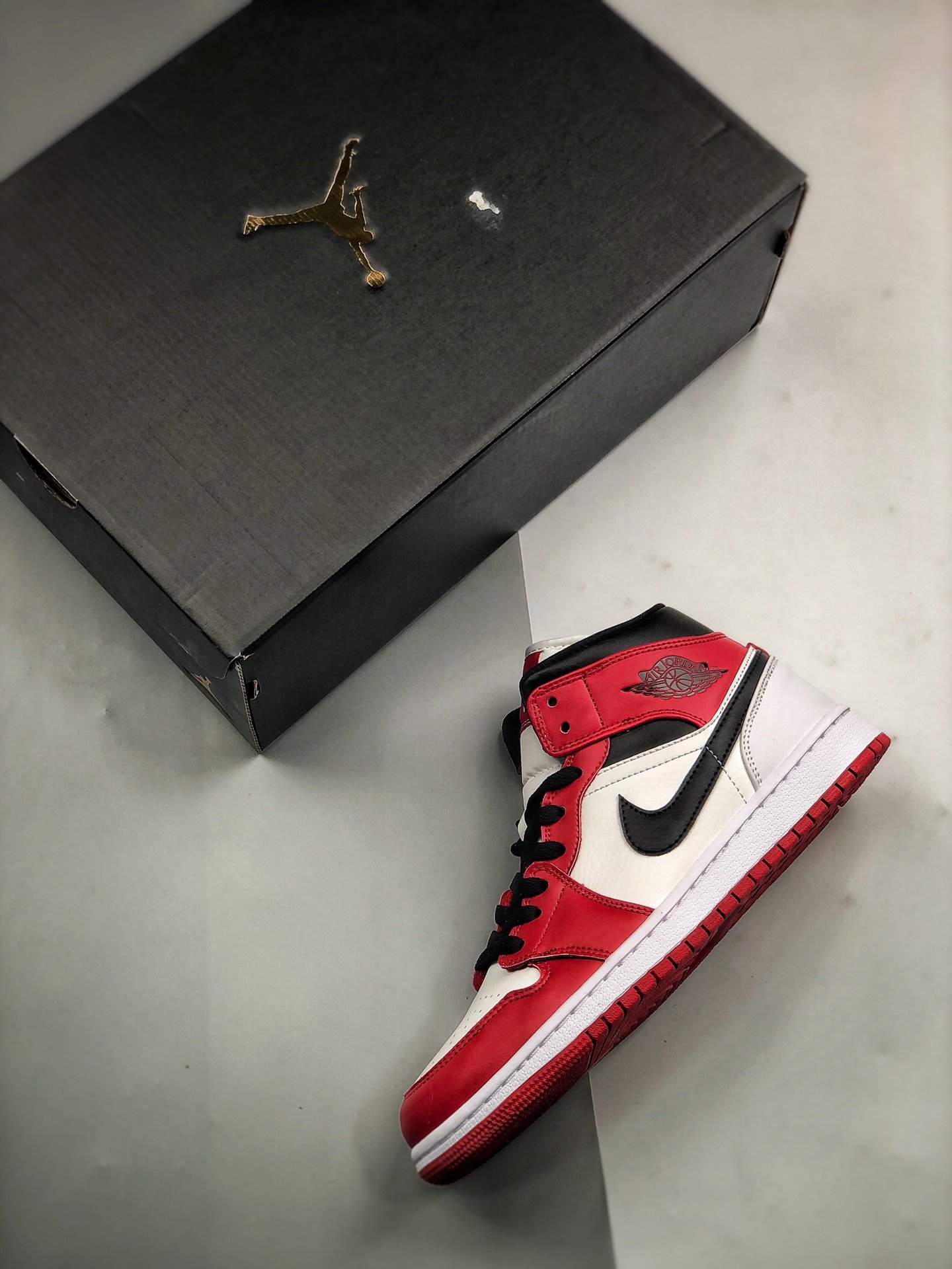 Air Jordan 1 Mid Chicago White/Black/Red 9